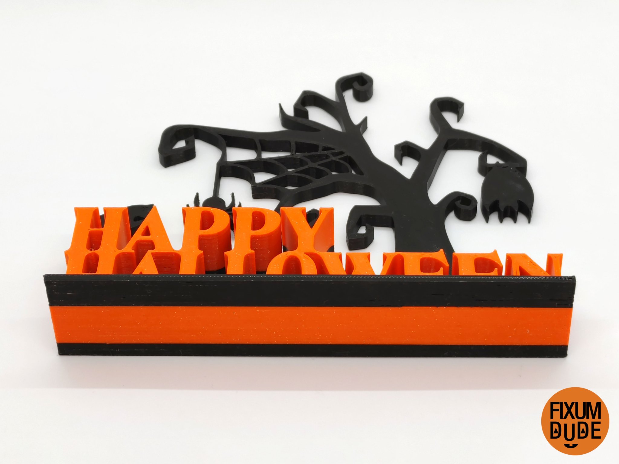 Trang trí bàn Halloween với mèo, nhện và dơi trên cây ma quái