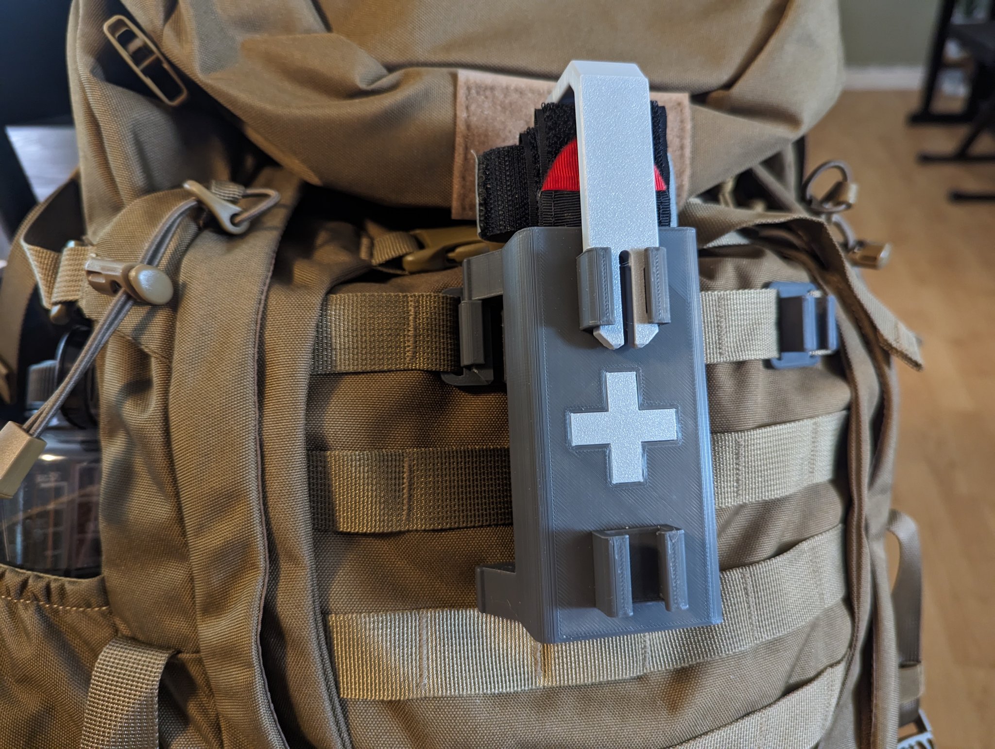 Giá đỡ tourniquet QUICK-CLIP với biểu tượng thập tự y tế