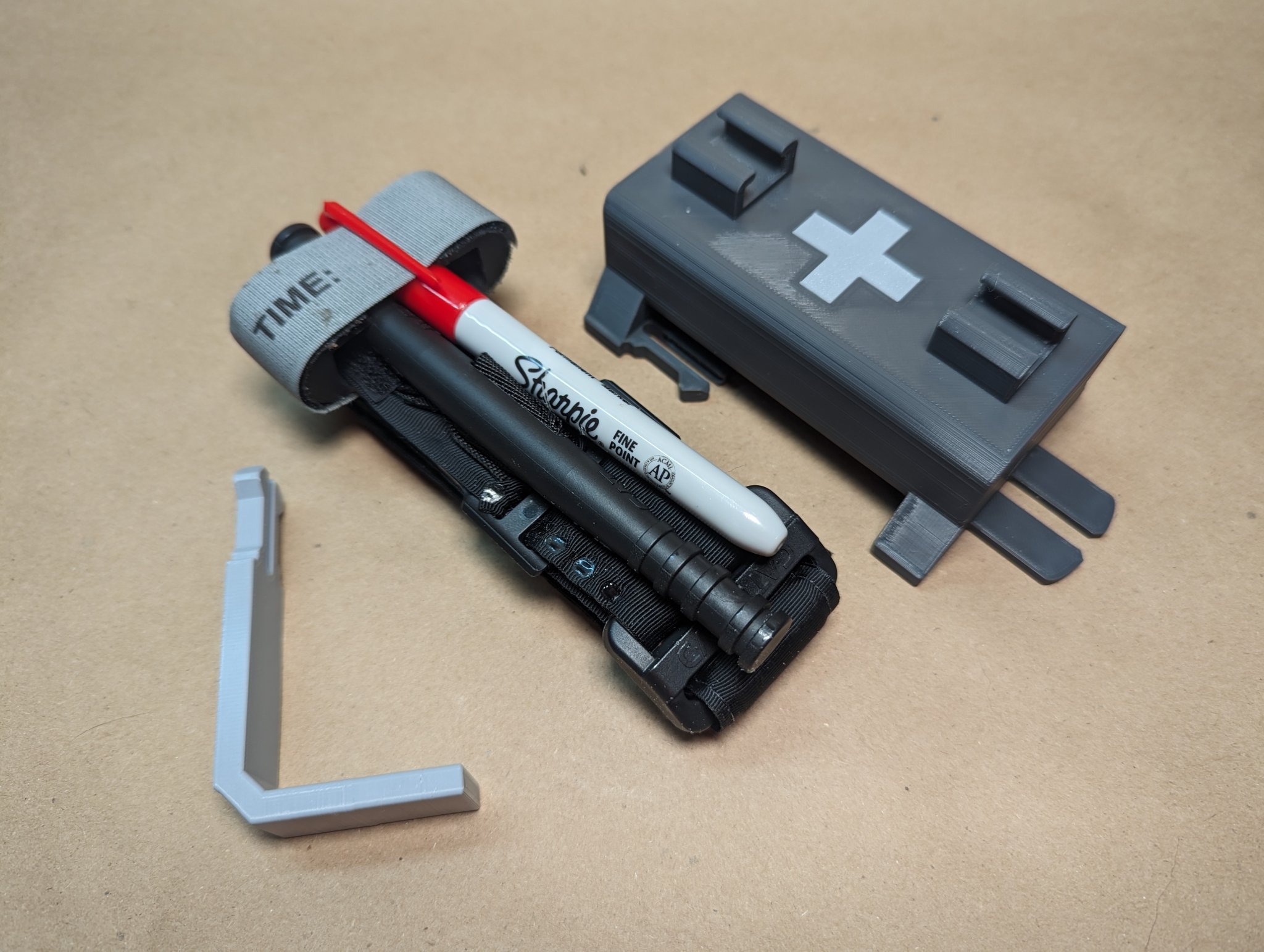 Giá đỡ tourniquet QUICK-CLIP với biểu tượng thập tự y tế