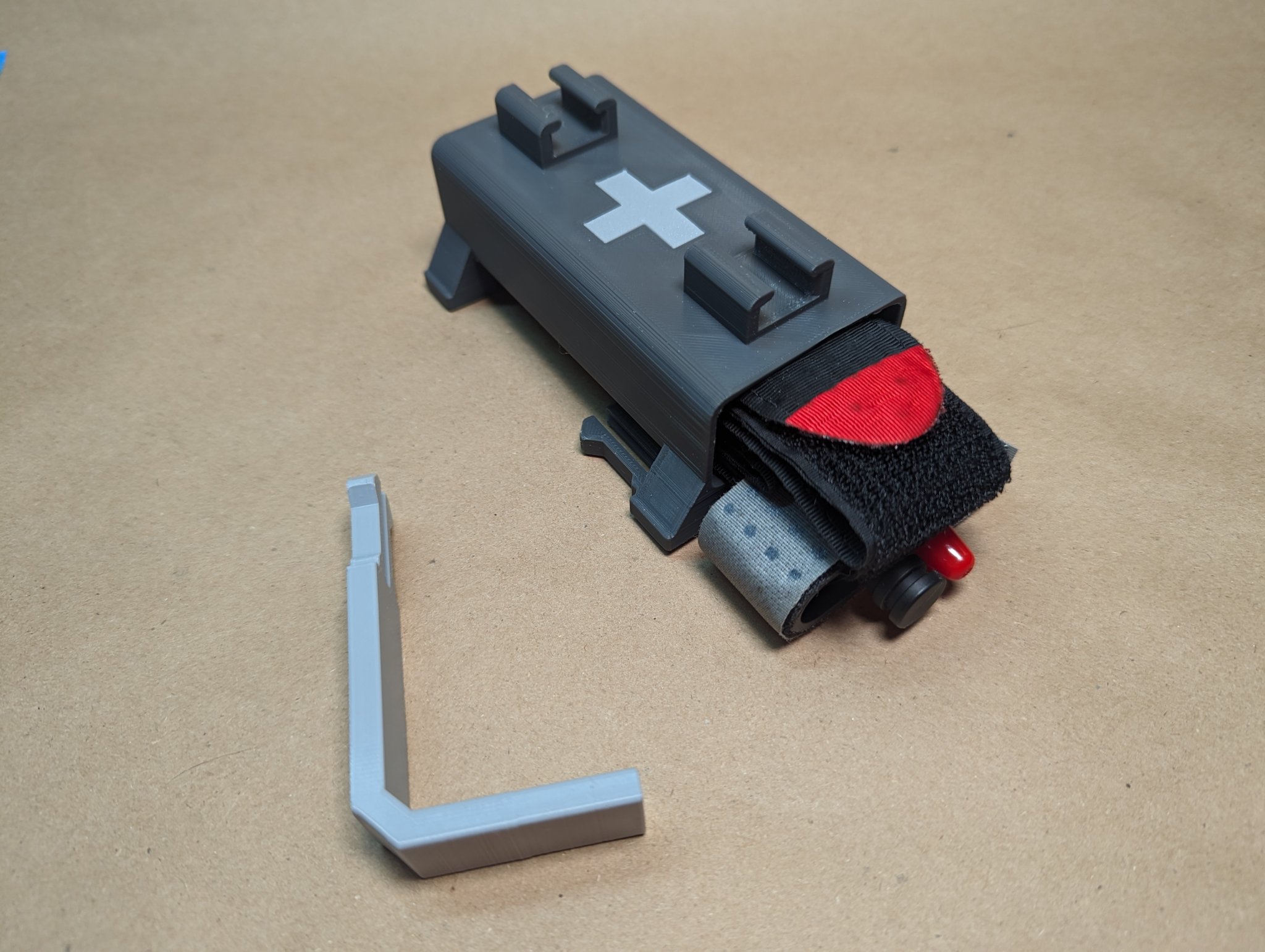 Giá đỡ tourniquet QUICK-CLIP với biểu tượng thập tự y tế