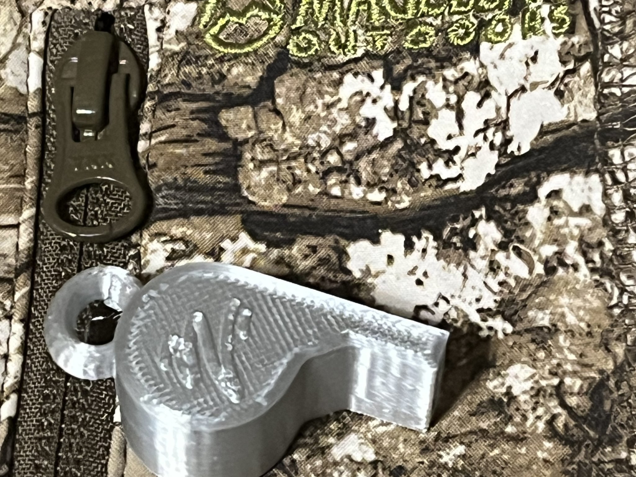 Móc khóa còi LOUD siêu lớn