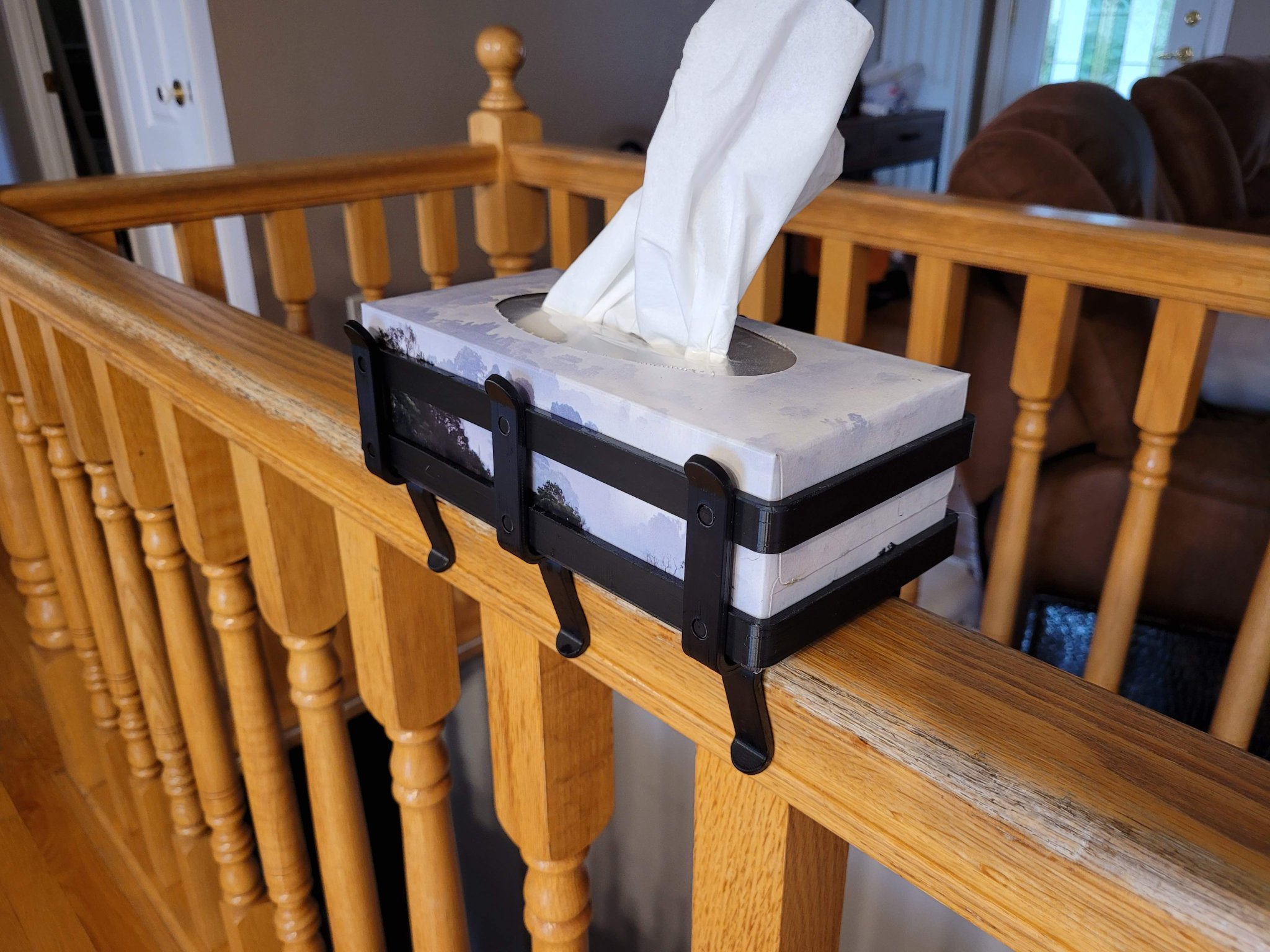 Giá đỡ hộp giấy ăn lắp đặt trên lan can cầu thang