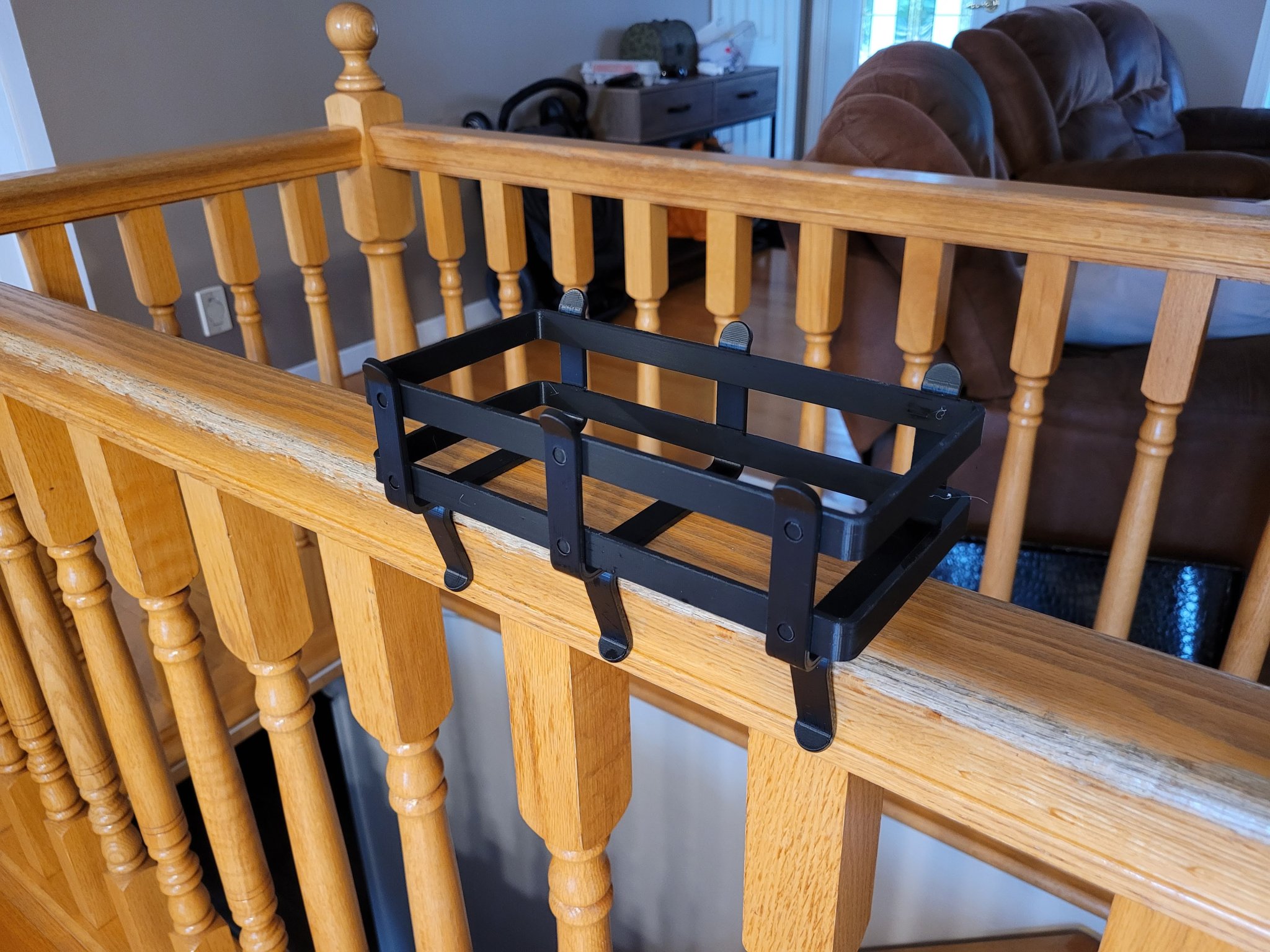 Giá đỡ hộp giấy ăn lắp đặt trên lan can cầu thang