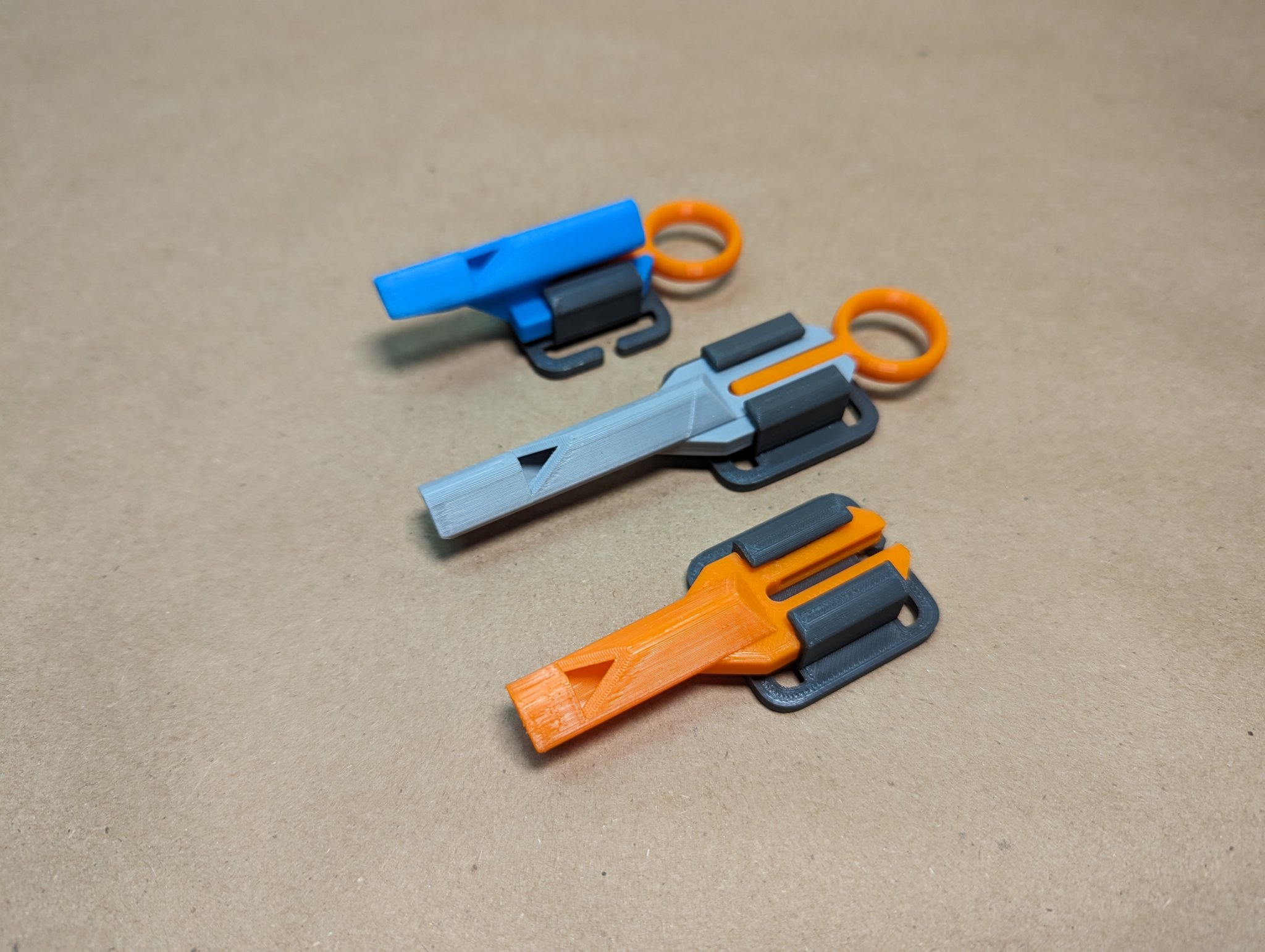 **Còi khẩn cấp QUICK-CLIP: Còi tiêu chuẩn và còi dạng thấp**