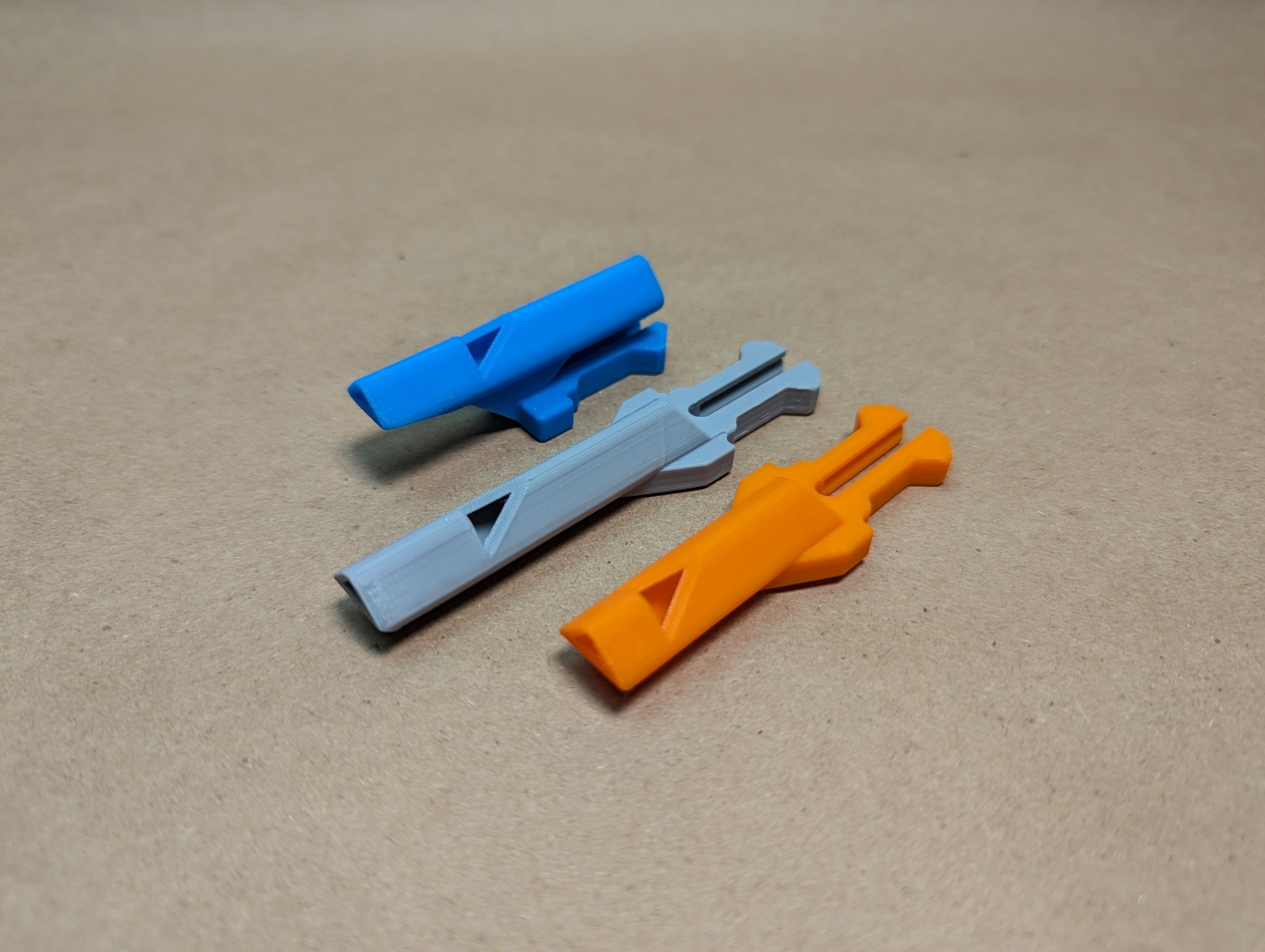 **Còi khẩn cấp QUICK-CLIP: Còi tiêu chuẩn và còi dạng thấp**