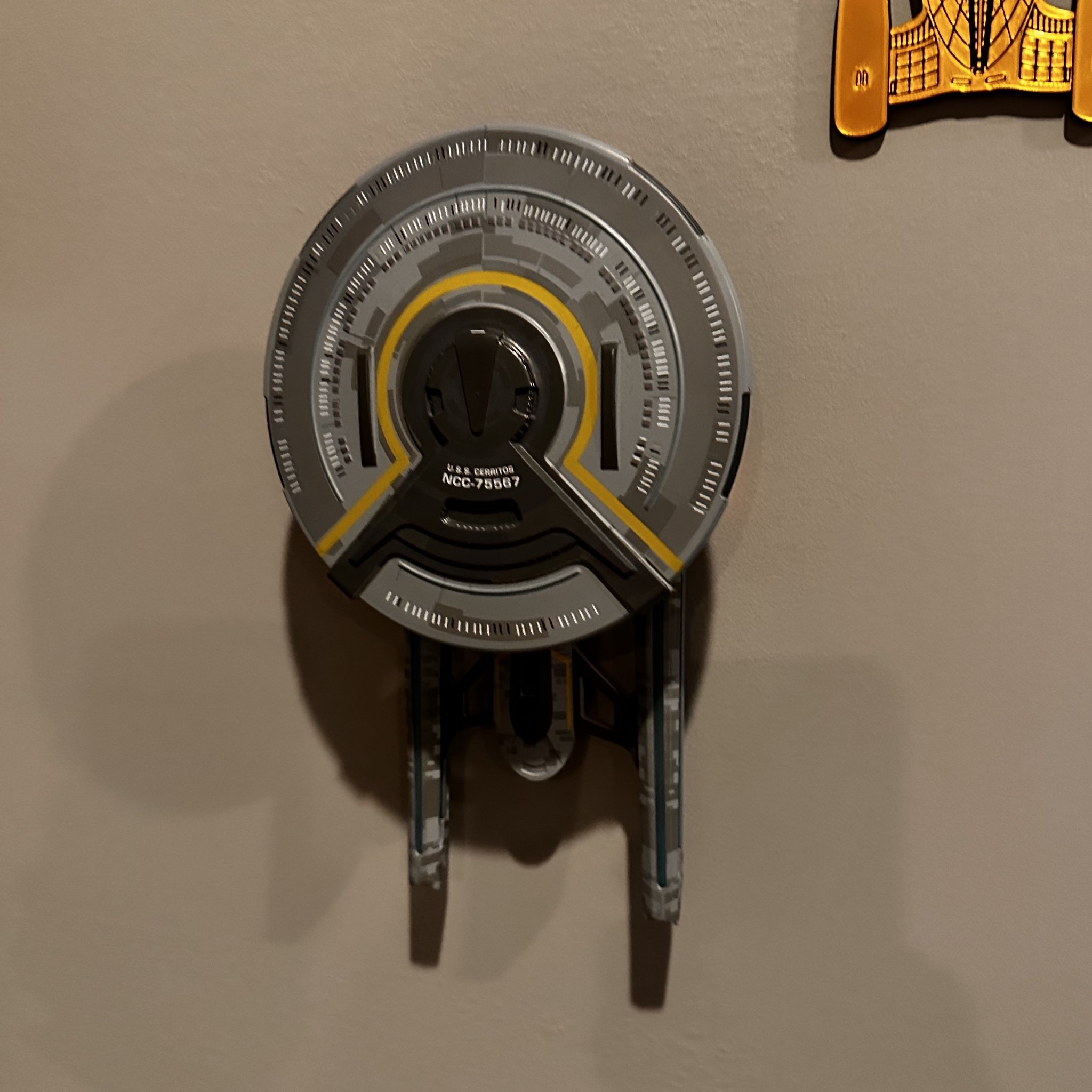 Giá đỡ tường mô hình Eaglemoss Star Trek Cerritos