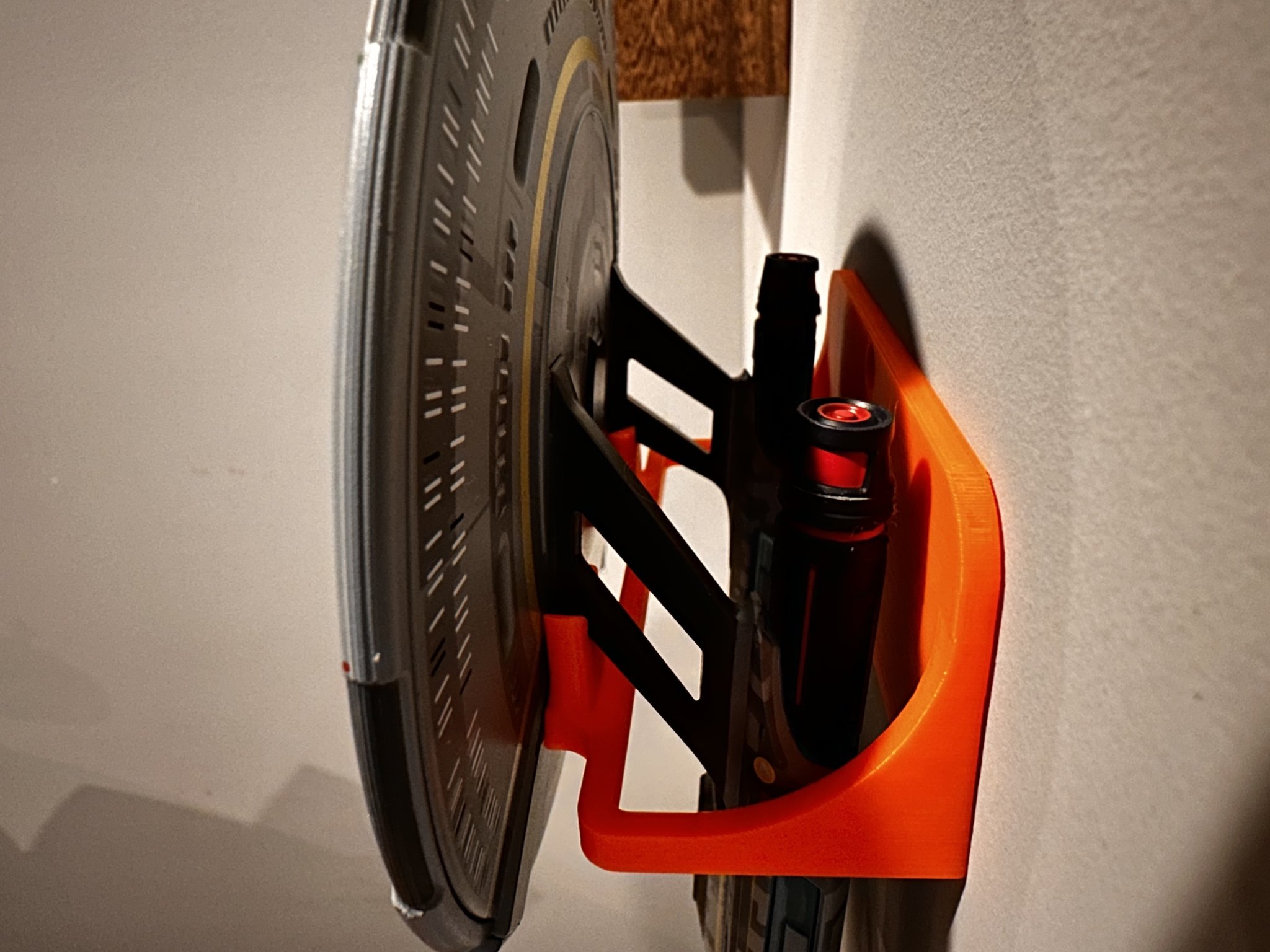 Giá đỡ tường mô hình Eaglemoss Star Trek Cerritos