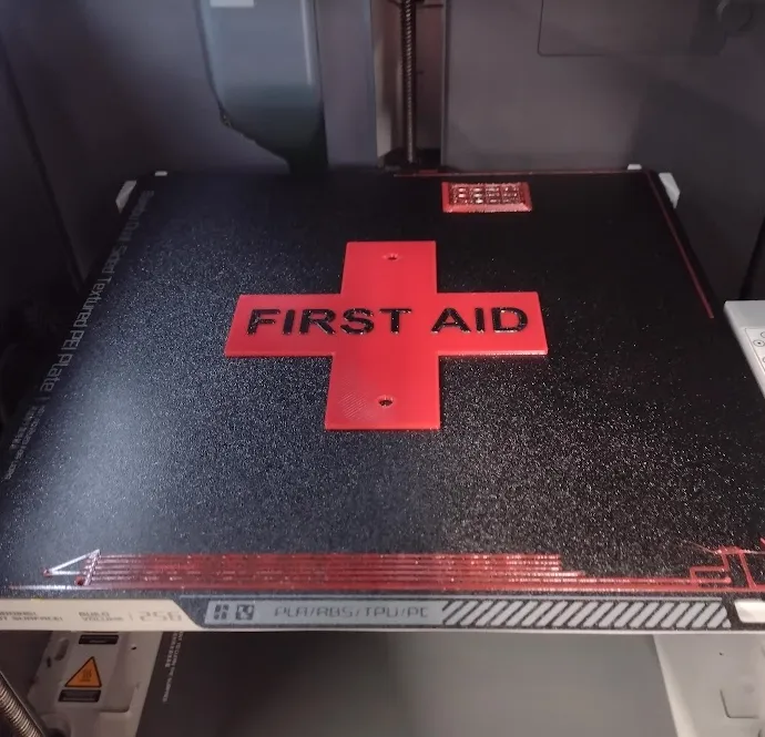 Huy hiệu y tế sơ cứu với lỗ gắn 5mm