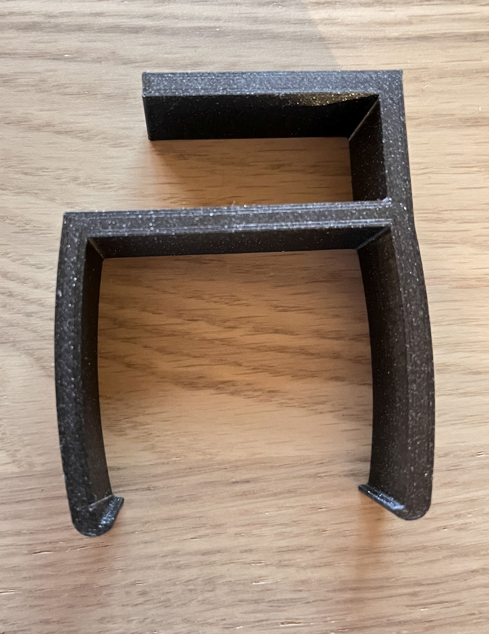 Giá đỡ ổ cắm điện không cần vít cho bàn làm việc Bekant