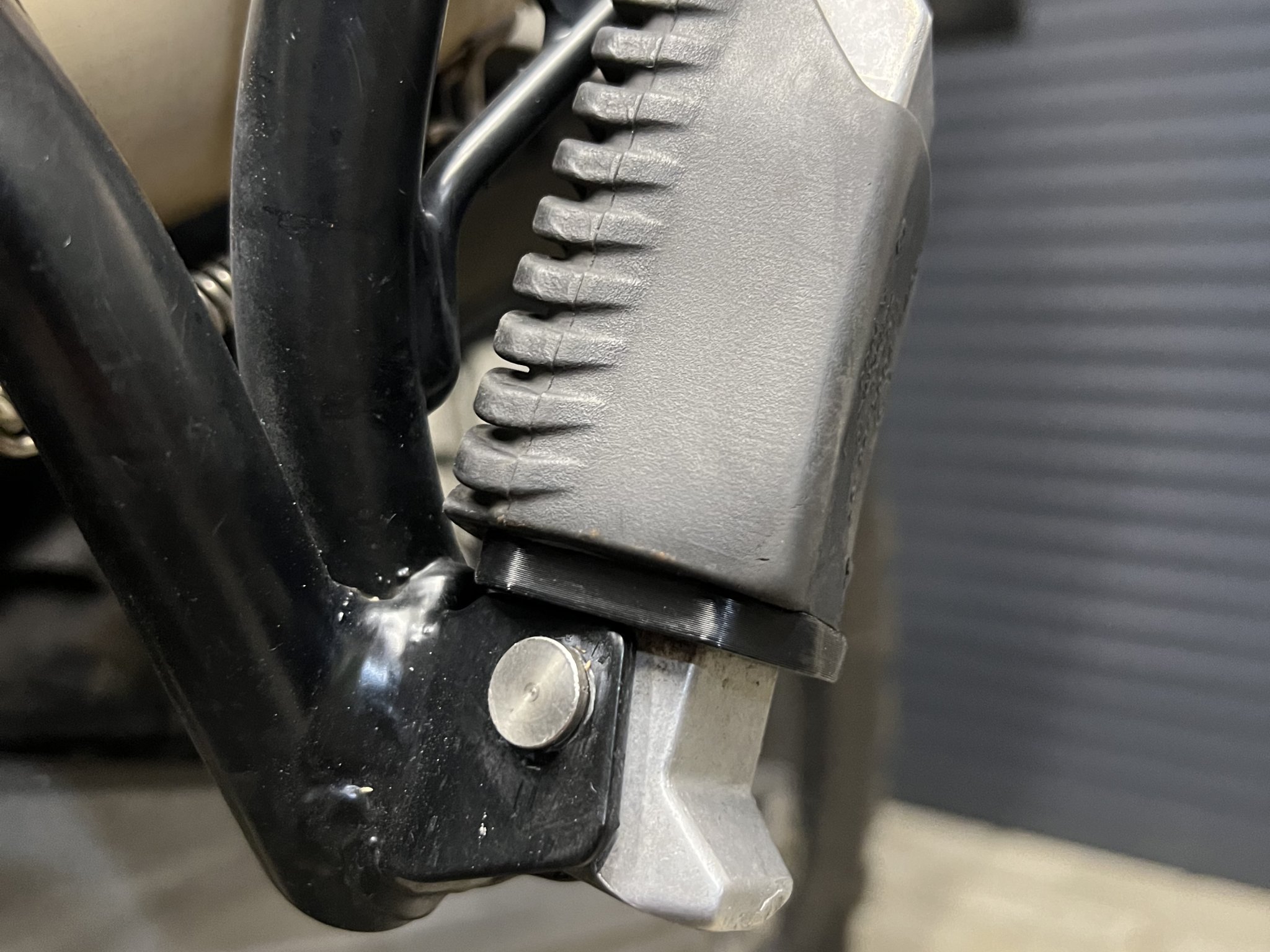 Chân đế phụ cho BMW F 800 GS với tính năng đàn hồi