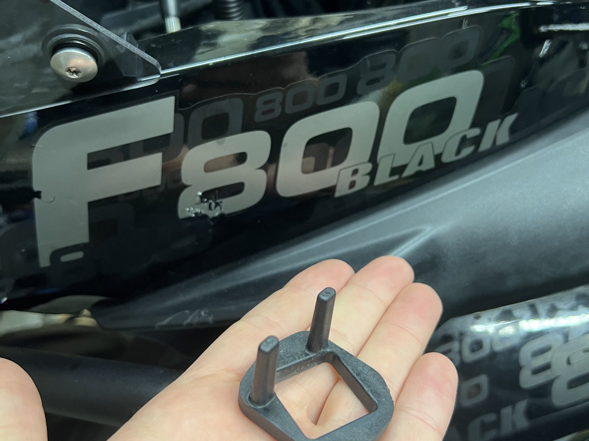 Chân đế phụ cho BMW F 800 GS với tính năng đàn hồi