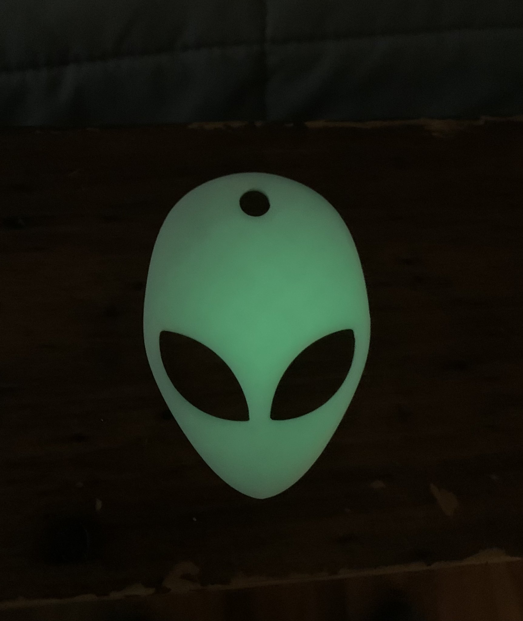 Móc chìa khóa Alien phát sáng trong bóng tối