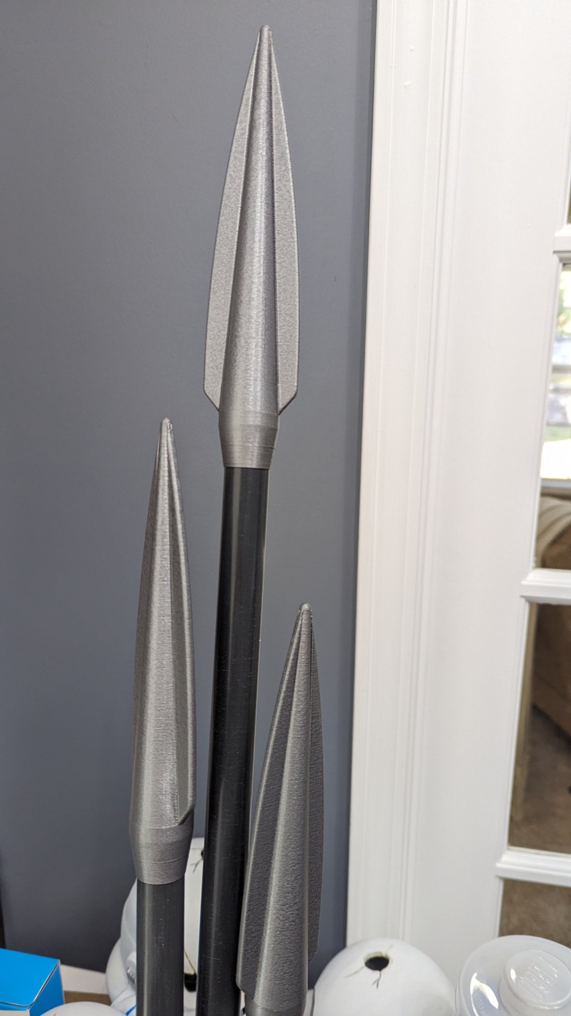 Giá đỡ PVC biến thành giáo Beskar trong Mandalorian