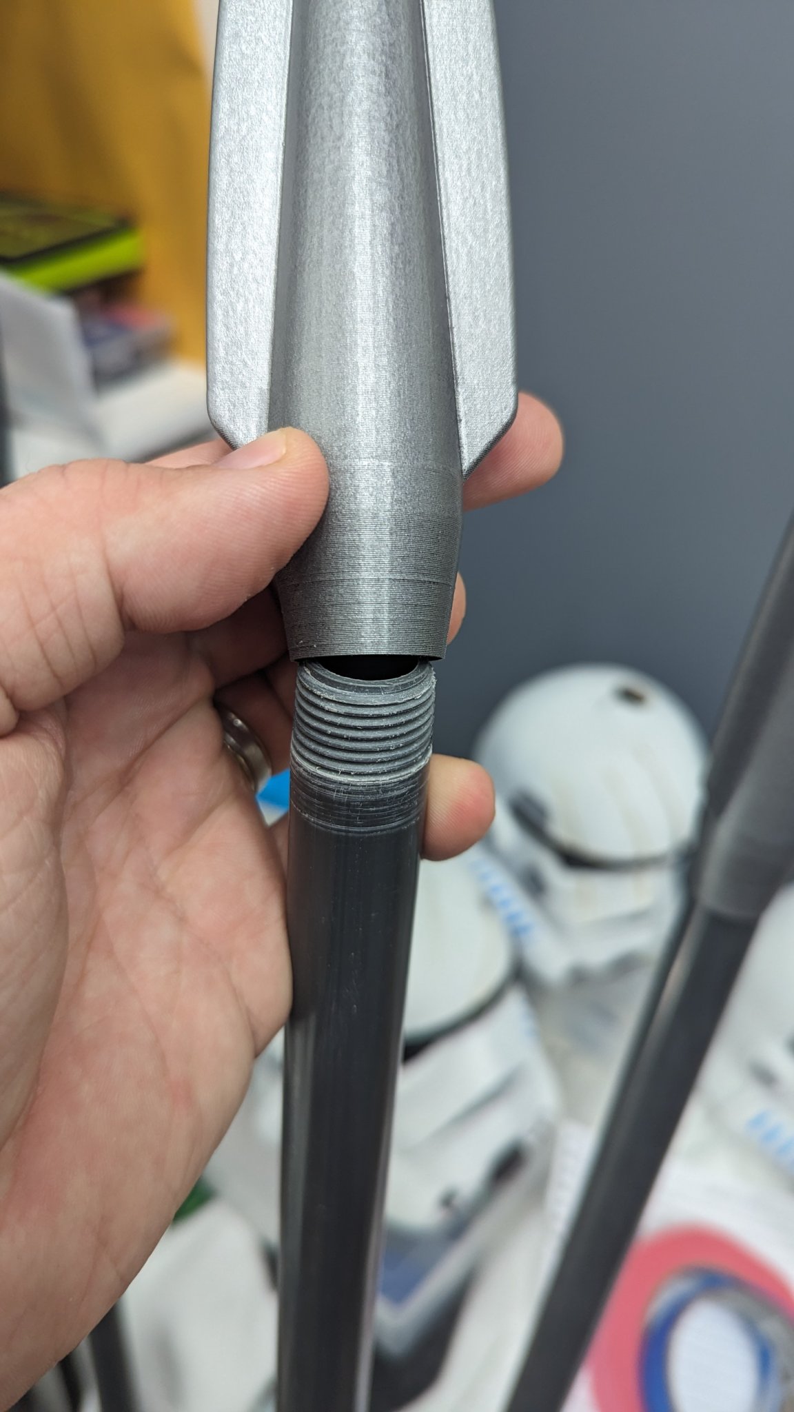 Giá đỡ PVC biến thành giáo Beskar trong Mandalorian