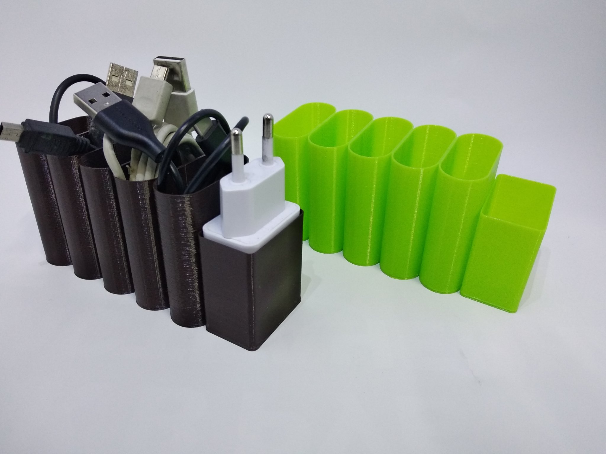 Giá đỡ dây cáp USB và sạc thông minh