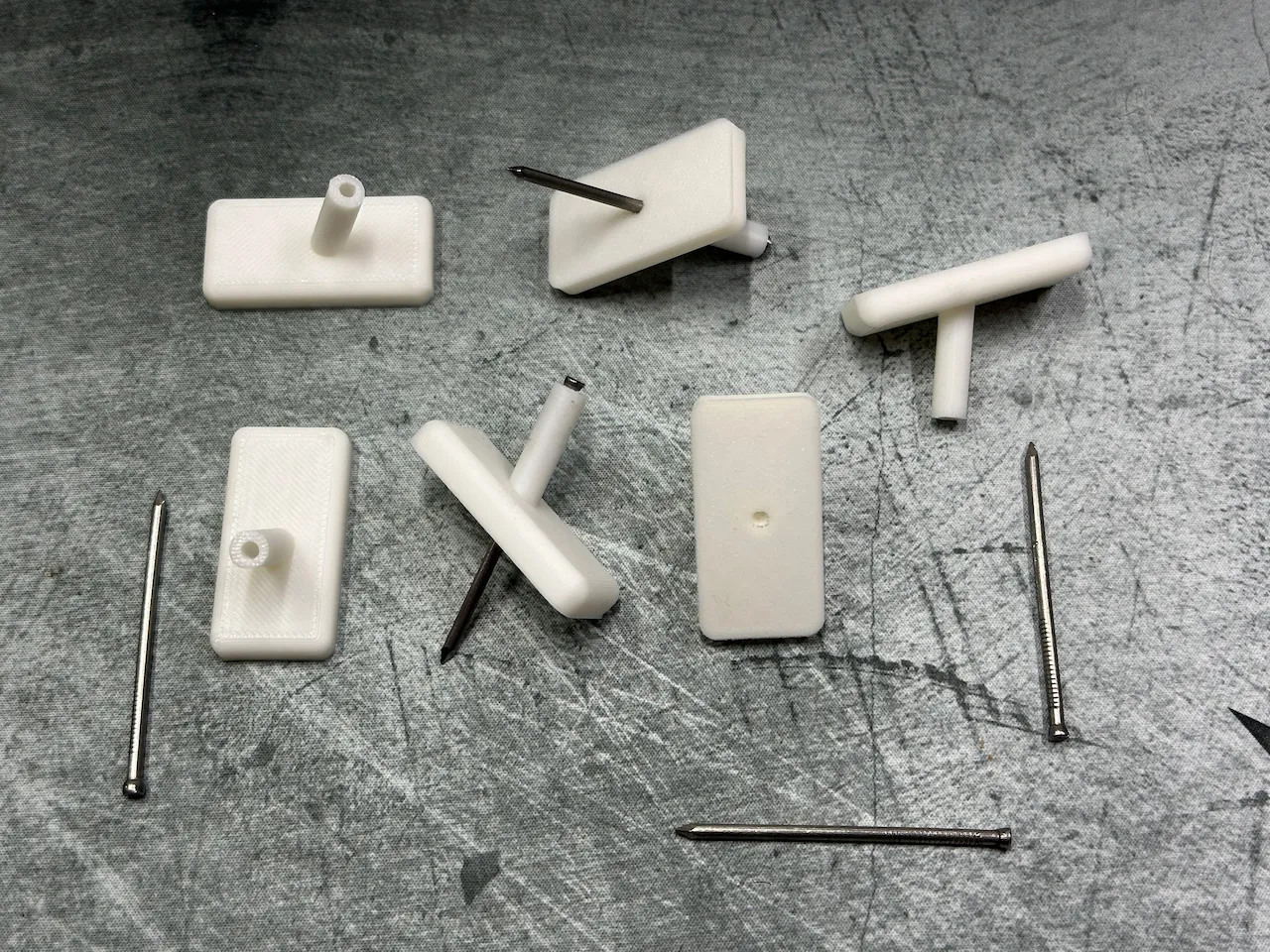 Móc treo tường bằng đinh hoàn thiện chắc chắn