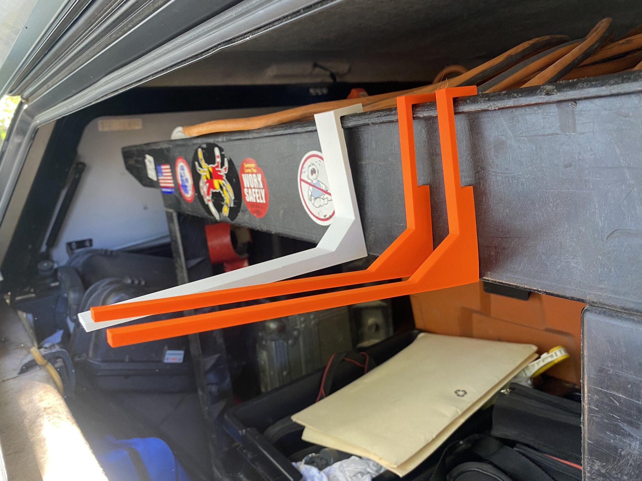 Giá đỡ laptop cho xe đẩy Rubbermaid hẹp