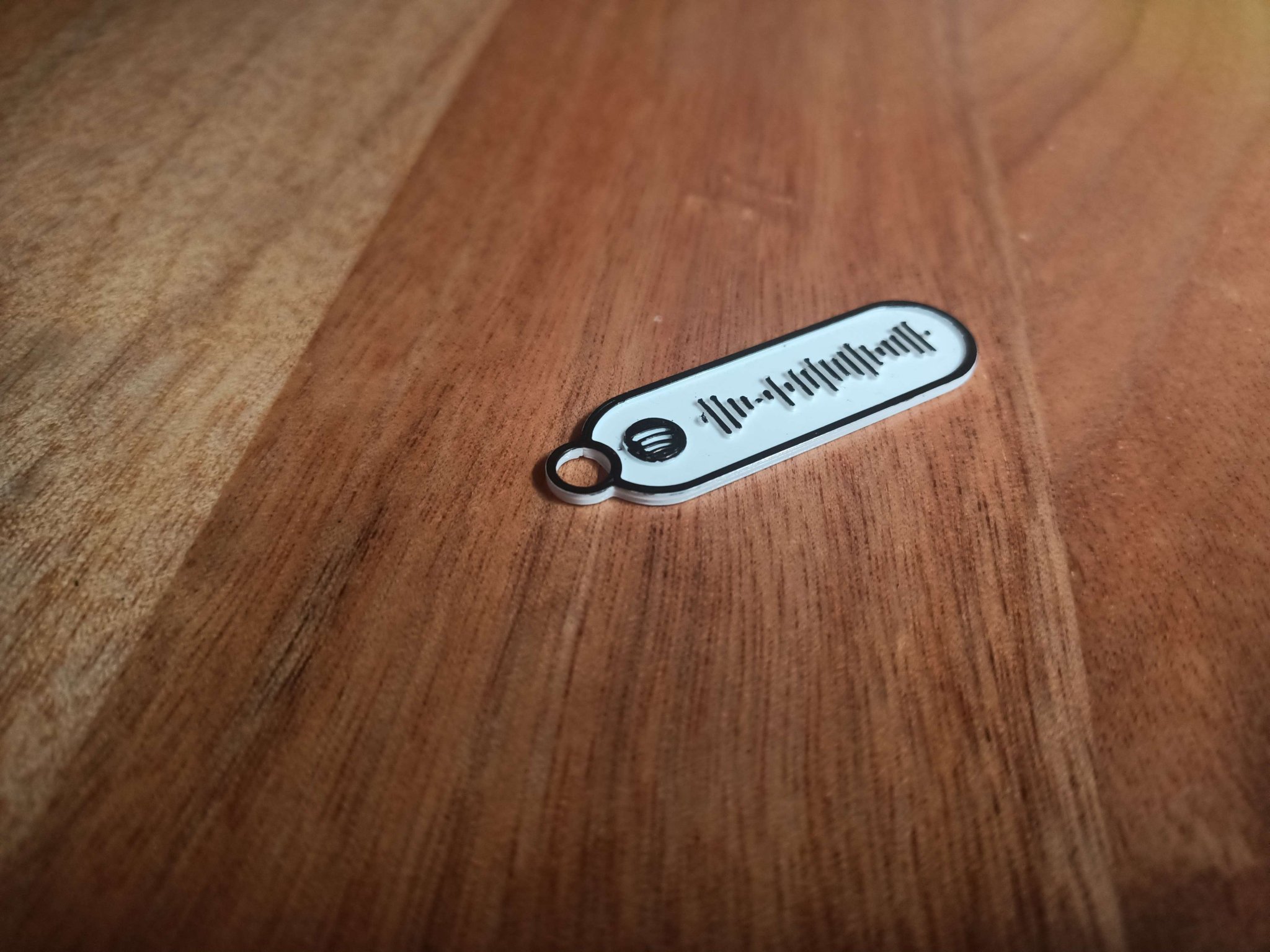 Chìa khóa đeo tay mã Spotify tự làm