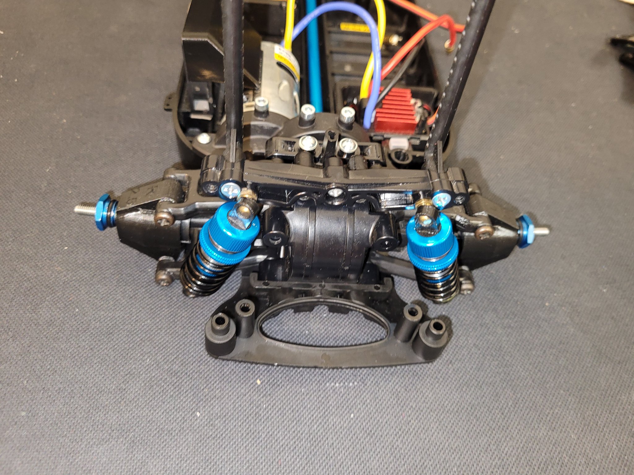 Bộ chân đỡ sau Tamiya TT01 với độ nghiêng 2.5 độ và tâm lăn...