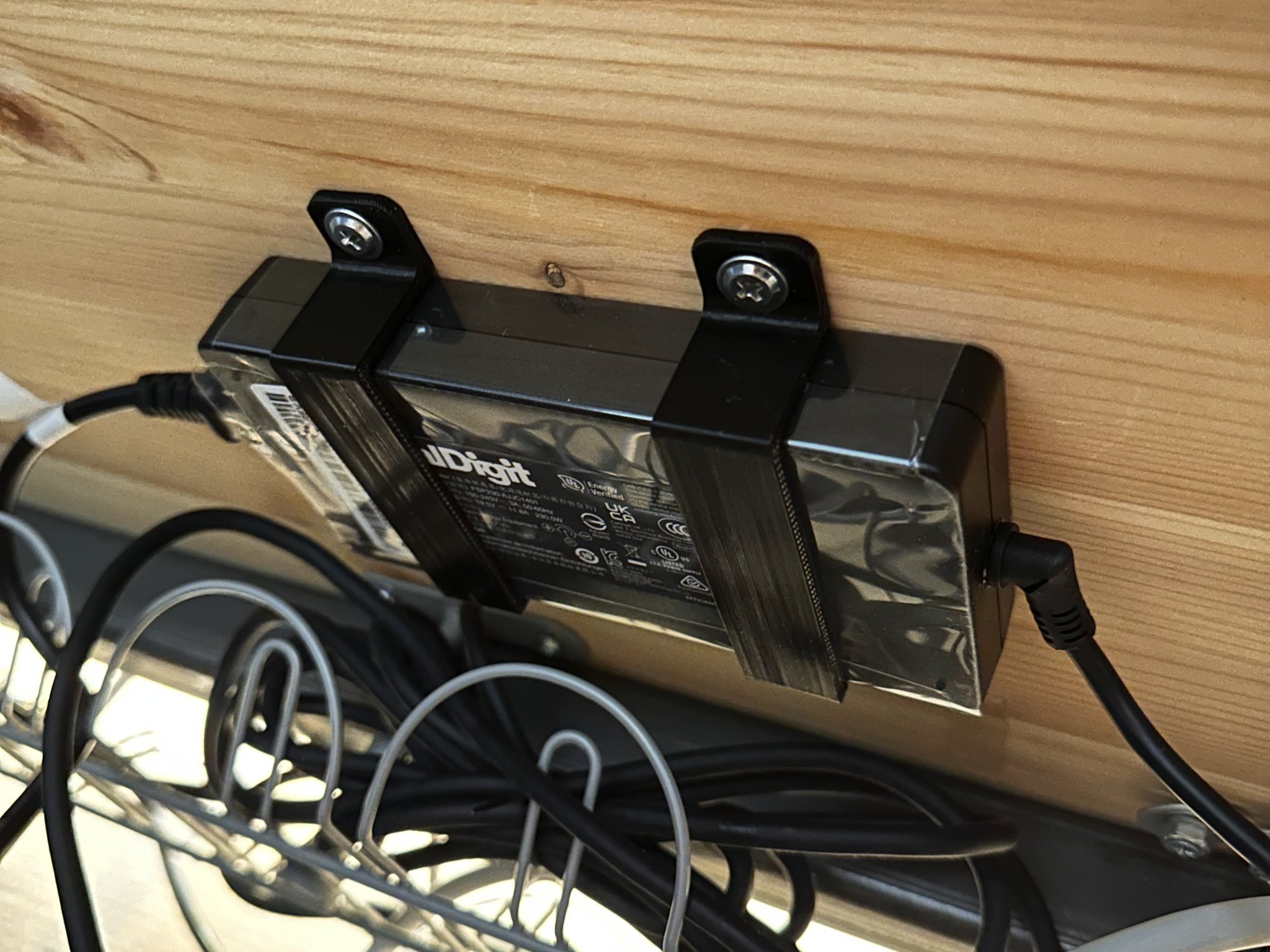 Giá đỡ nguồn CalDigit TS4 lắp dưới bàn