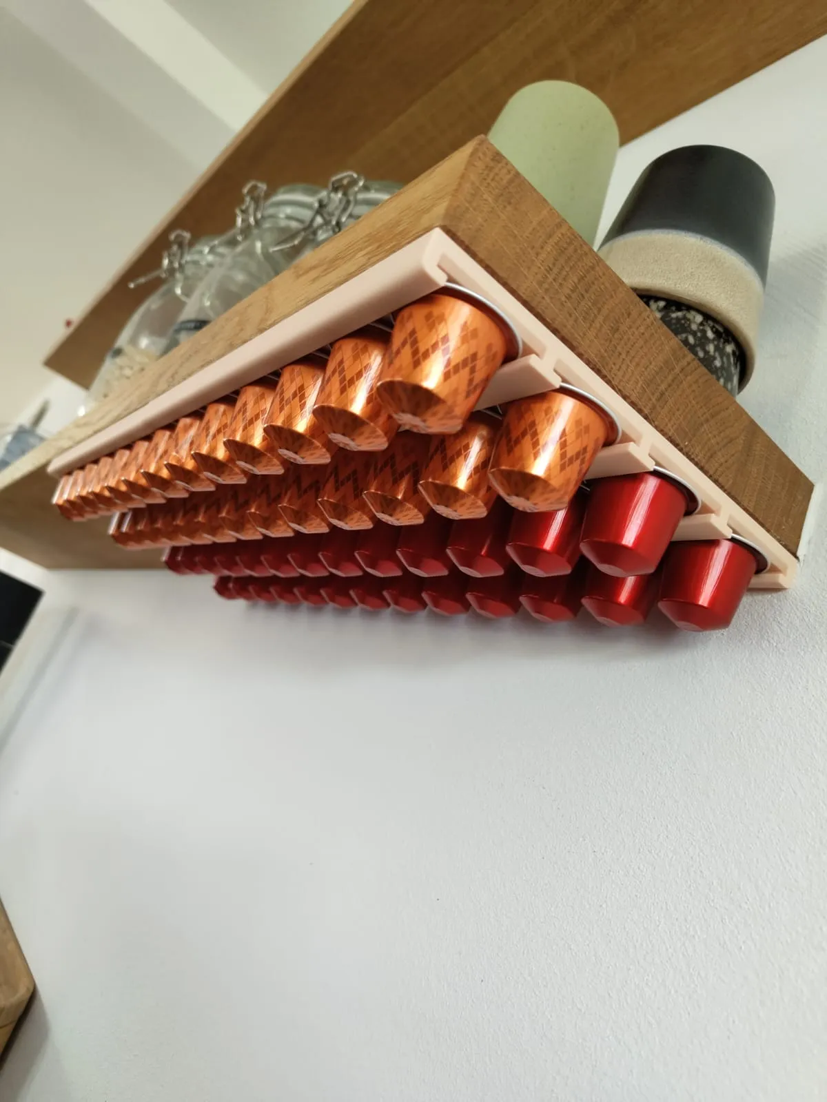 Giá đỡ viên nén Nespresso dưới kệ bếp