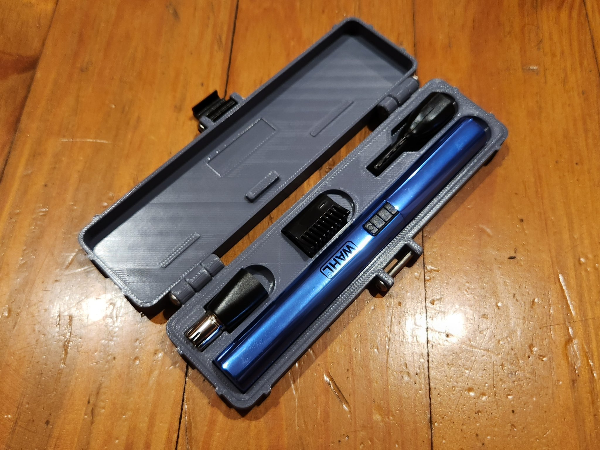 Hộp đựng máy cắt râu & mũi Wahl Groomsman Micro