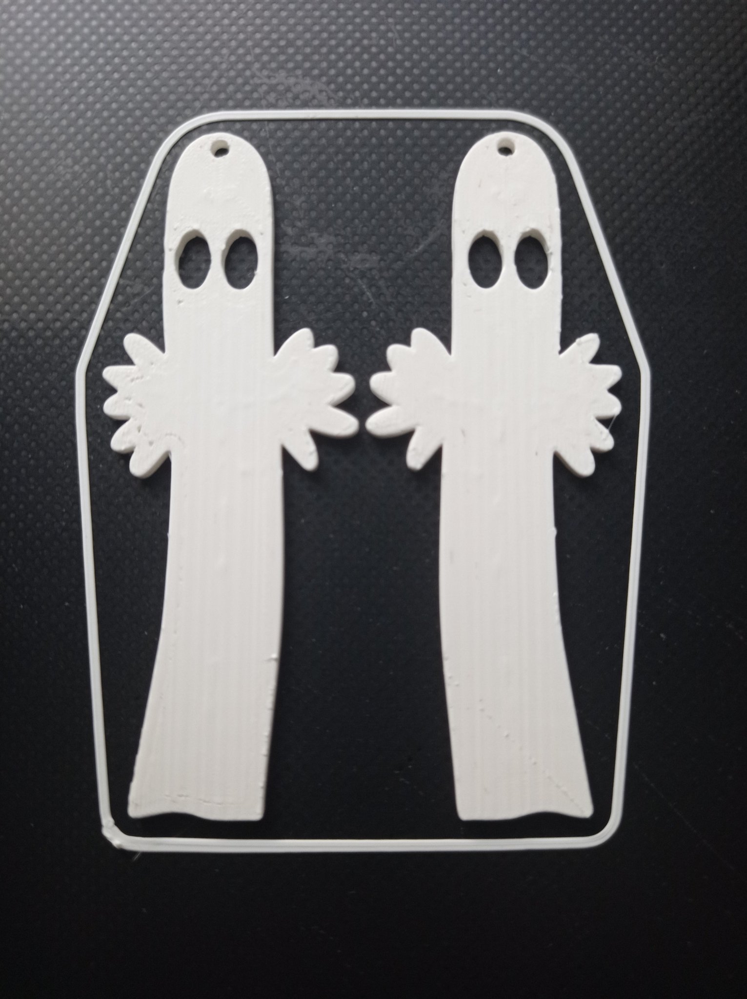 Trang sức Hattiwatti: Bông tai và móc chìa khóa độc đáo