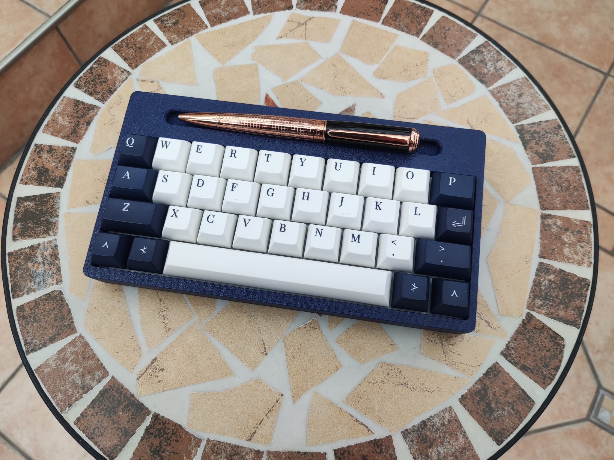 Vỏ bàn phím inQAZtro với giá đỡ bút