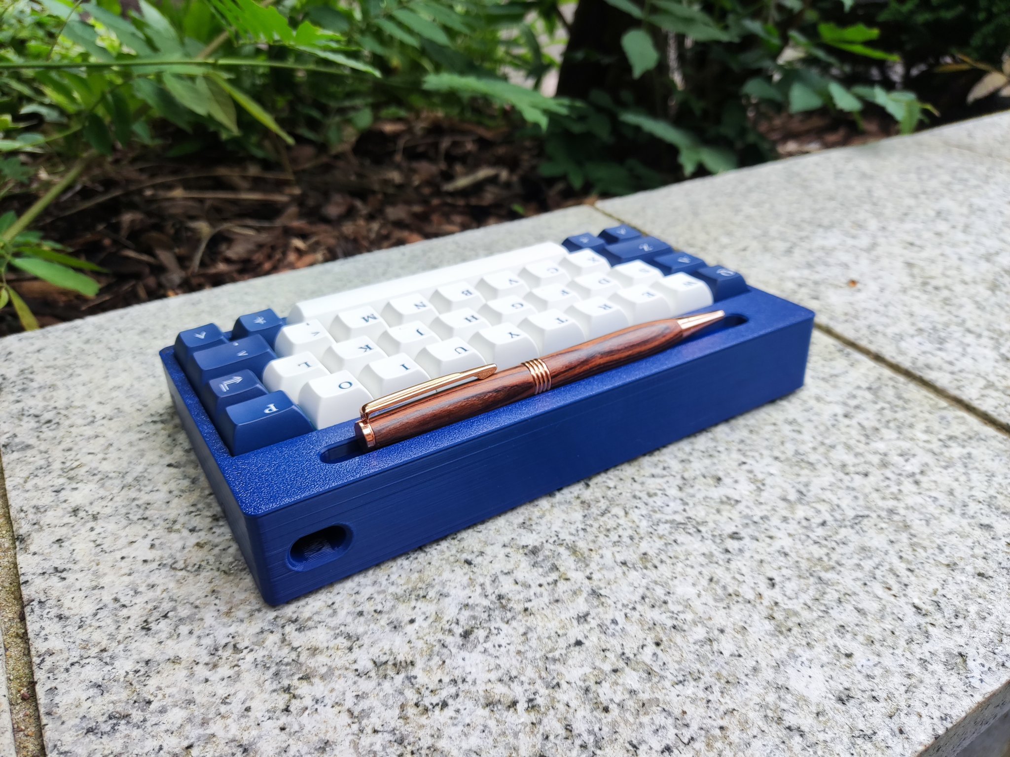 Vỏ bàn phím inQAZtro với giá đỡ bút