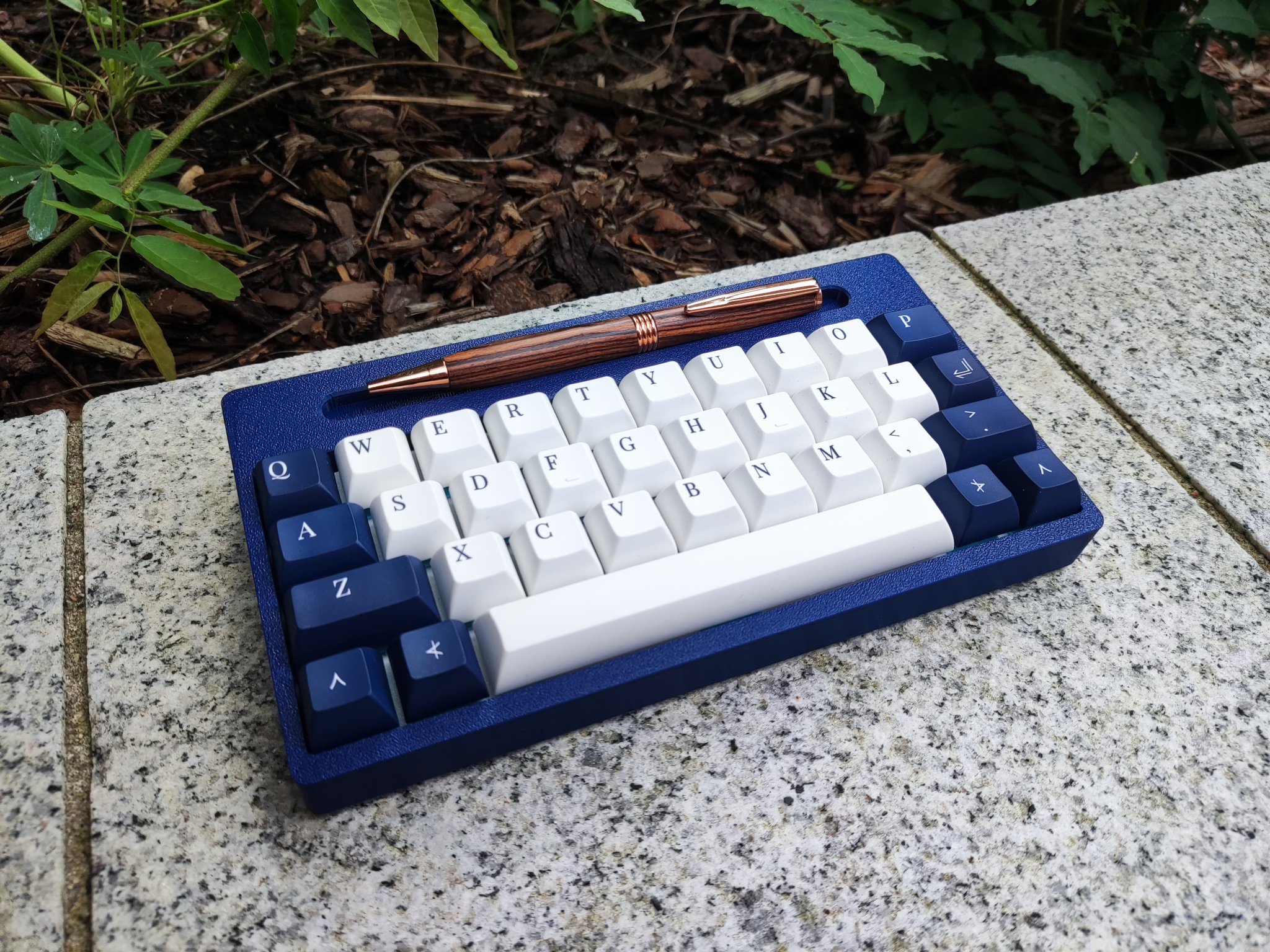 Vỏ bàn phím inQAZtro với giá đỡ bút