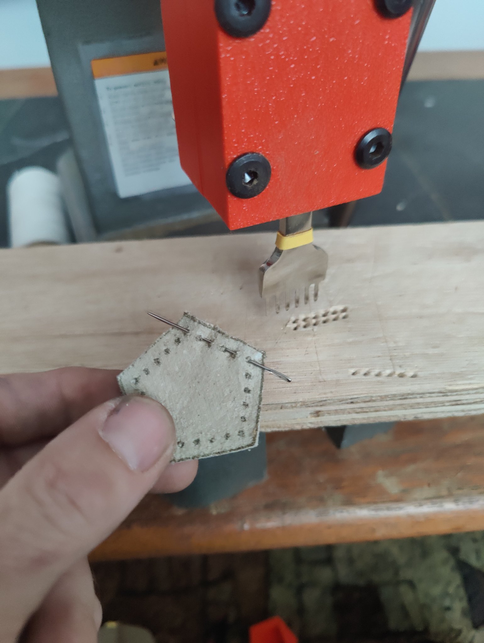 Dụng cụ đóng dấu hình cầu cho bóng đá và hacky sack