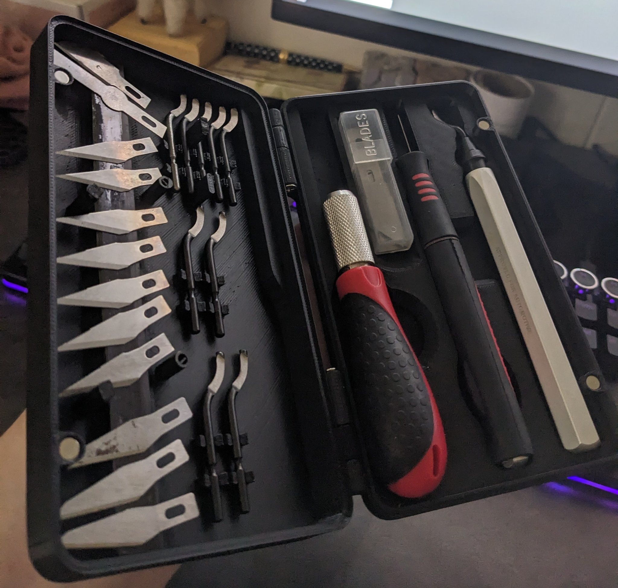 Hộp đựng dao cắt và dụng cụ làm sạch với khóa từ tính