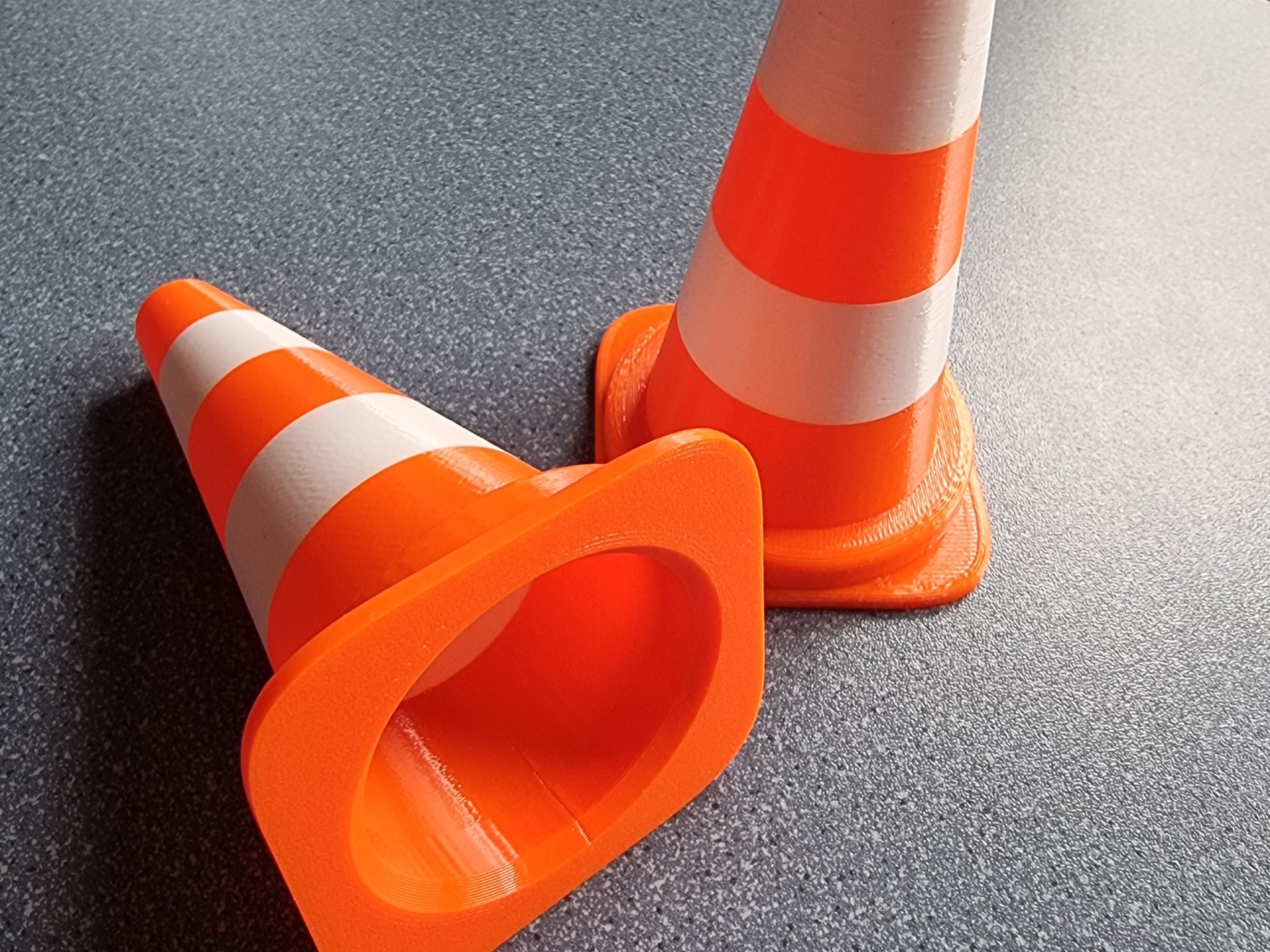 Pylone trang trí cho bàn làm việc