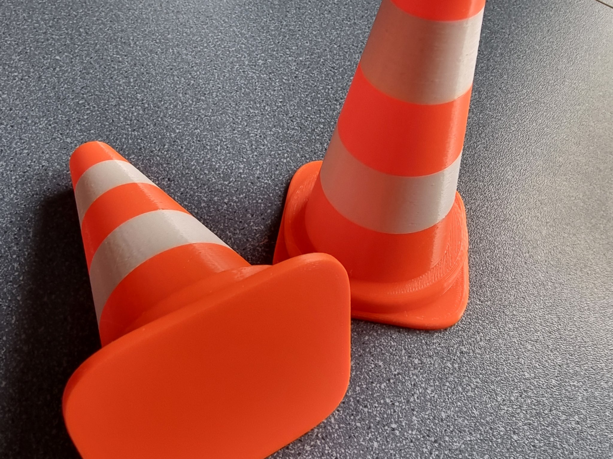 Pylone - Bình hoa để bàn thiết kế hiện đại