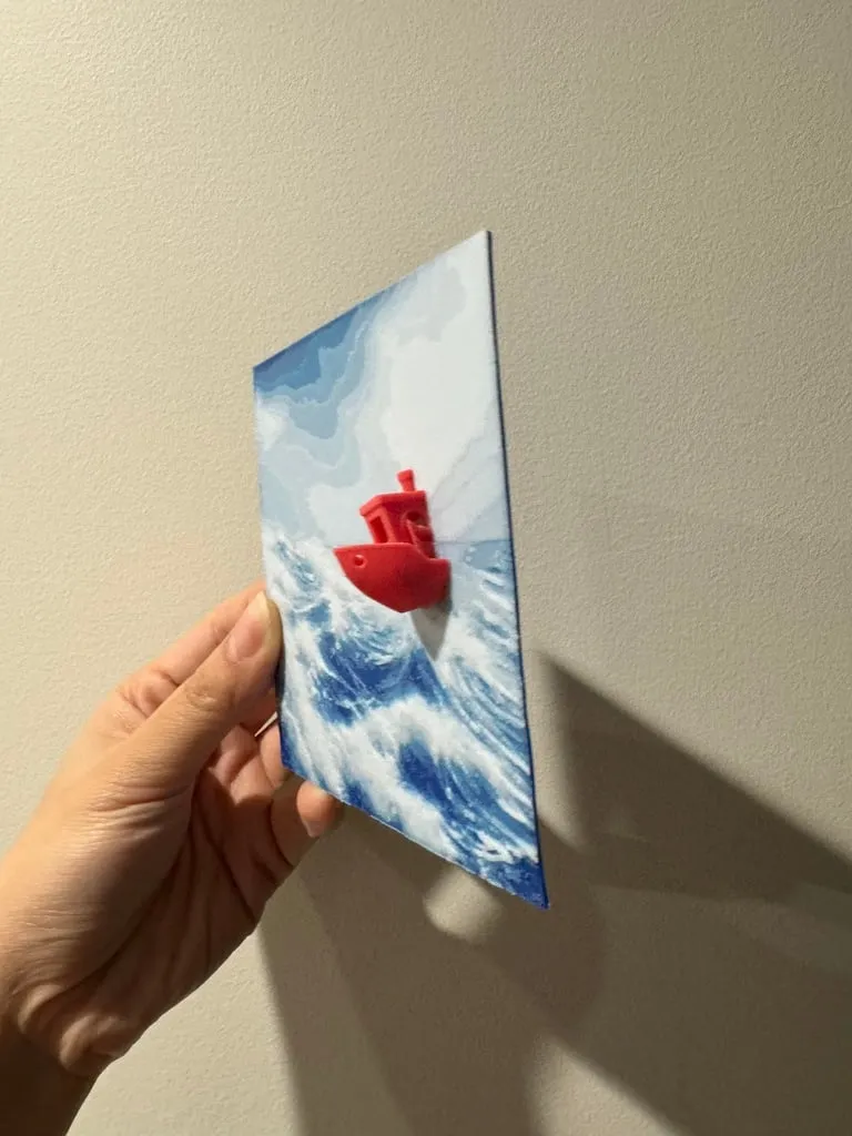 Benchy trong bão với hiệu ứng pop-art