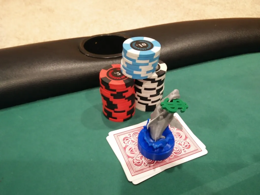 Nắp bảo vệ bài poker hình cá mập trắng nhảy lên