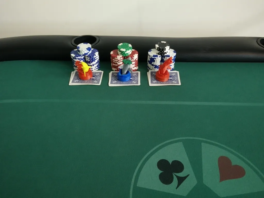 Nắp bảo vệ bài poker hình cá mập trắng nhảy lên