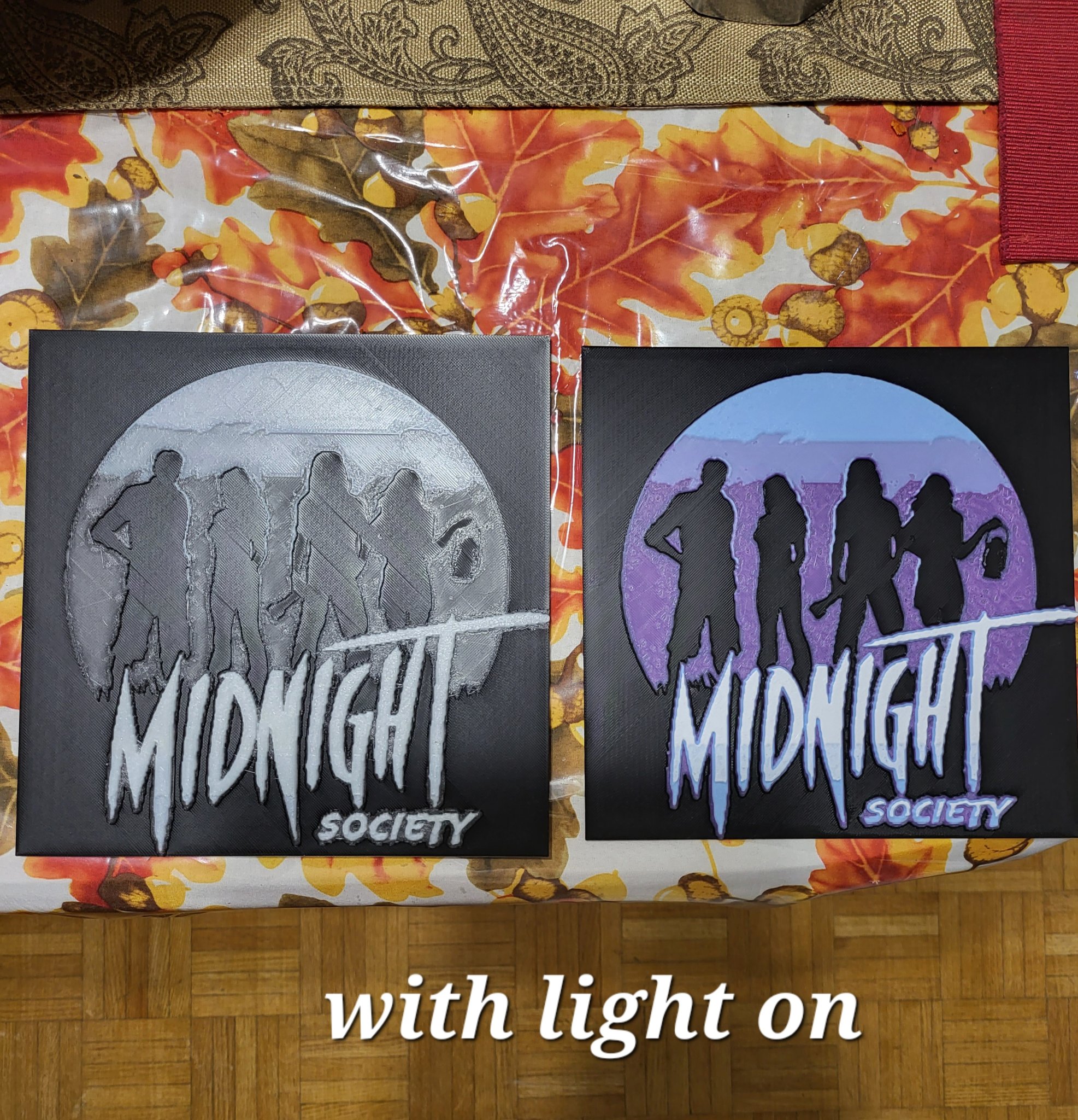 Biển hiệu Midnight Society (HueForge) cho bàn làm việc