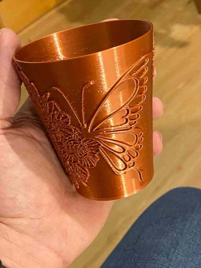 Cốc đựng bút nổi hình bướm trang nhã