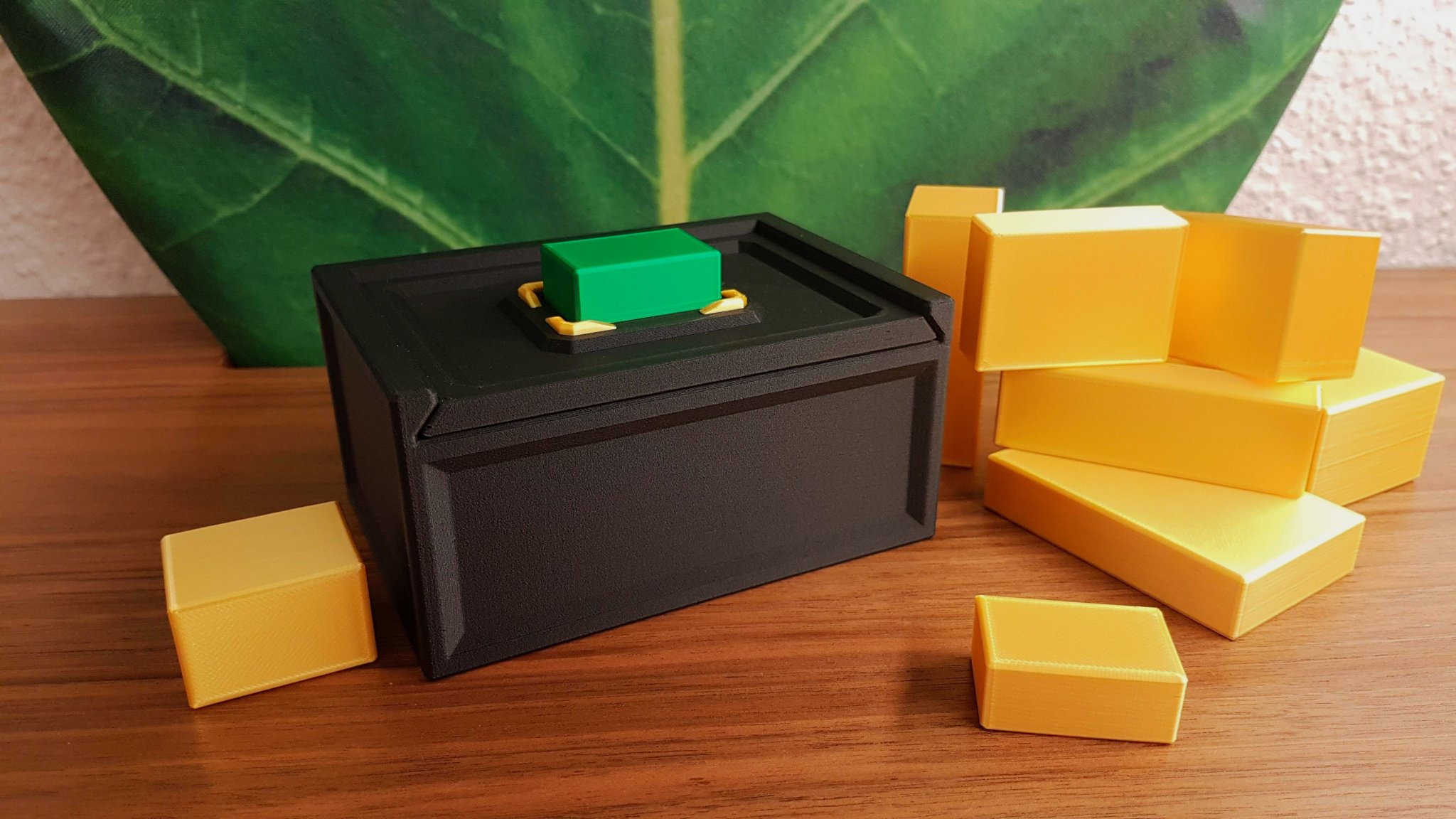 Đố vui với viên đá xanh trong hộp bí ẩn