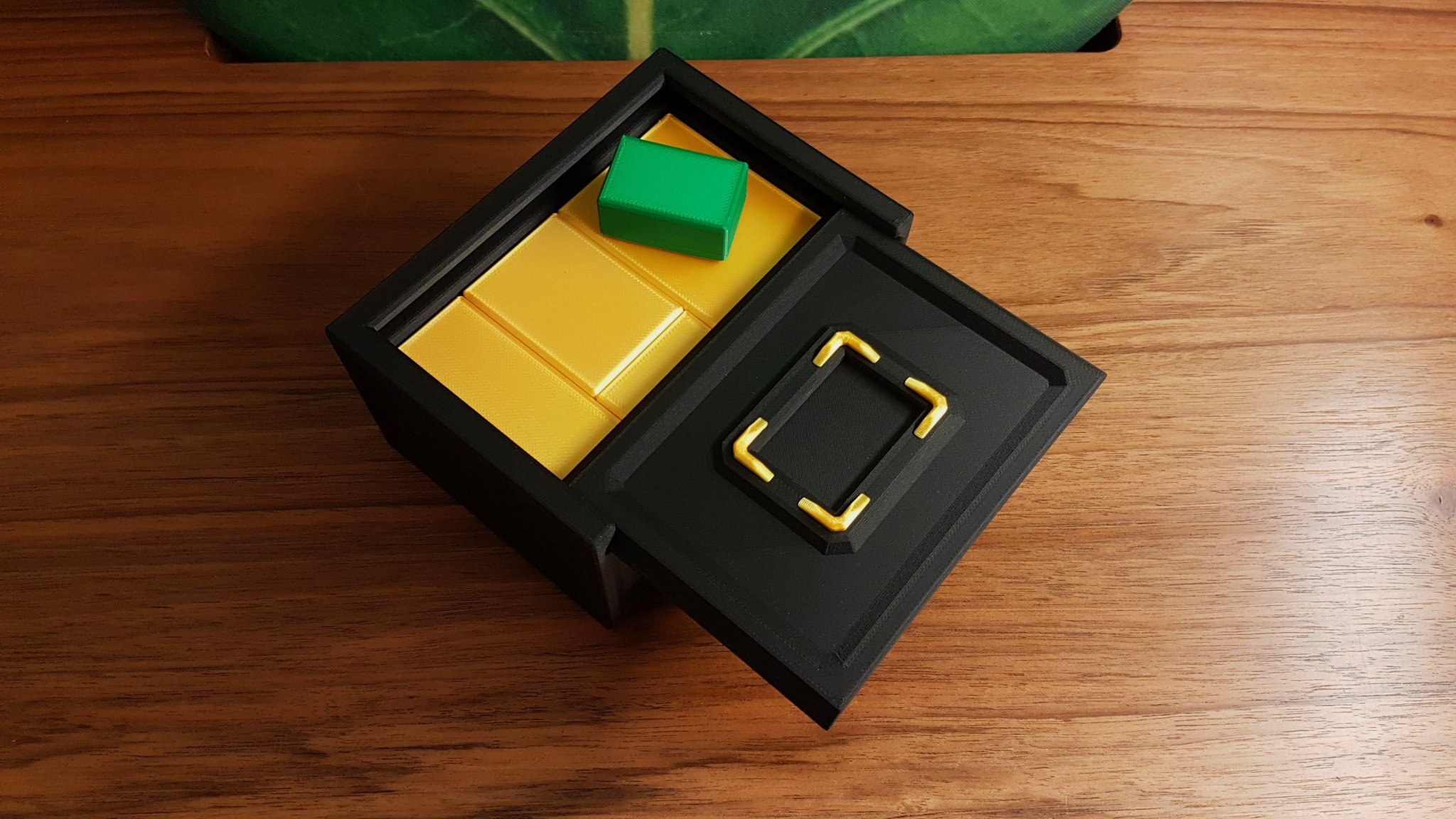 Đố vui với viên đá xanh trong hộp bí ẩn