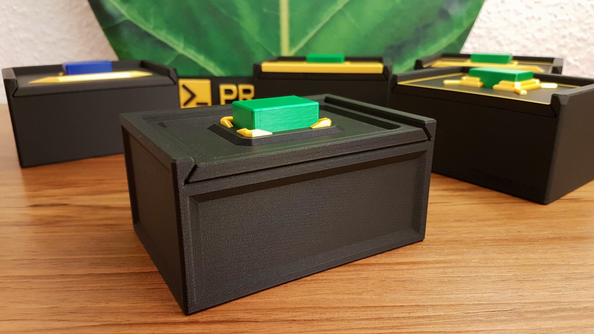 Đố vui với viên đá xanh trong hộp bí ẩn