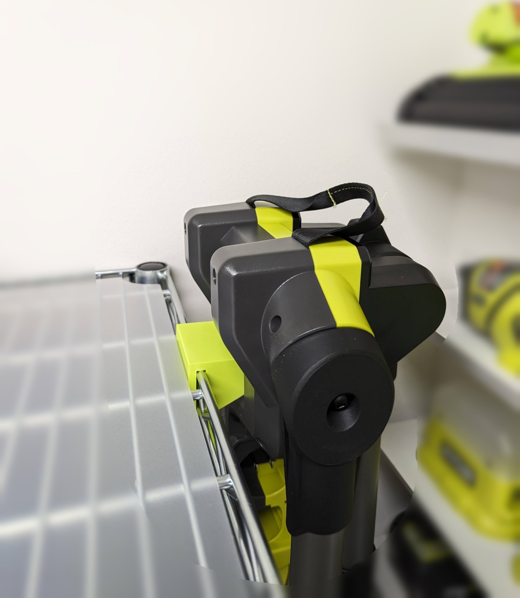 Giá đỡ đèn Ryobi P782 cho kệ dây