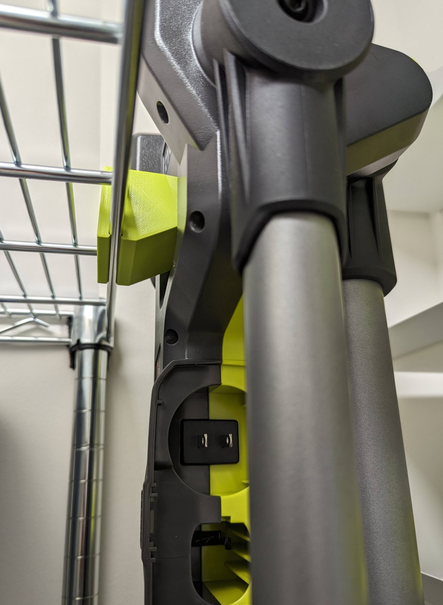 Giá đỡ đèn Ryobi P782 cho kệ dây