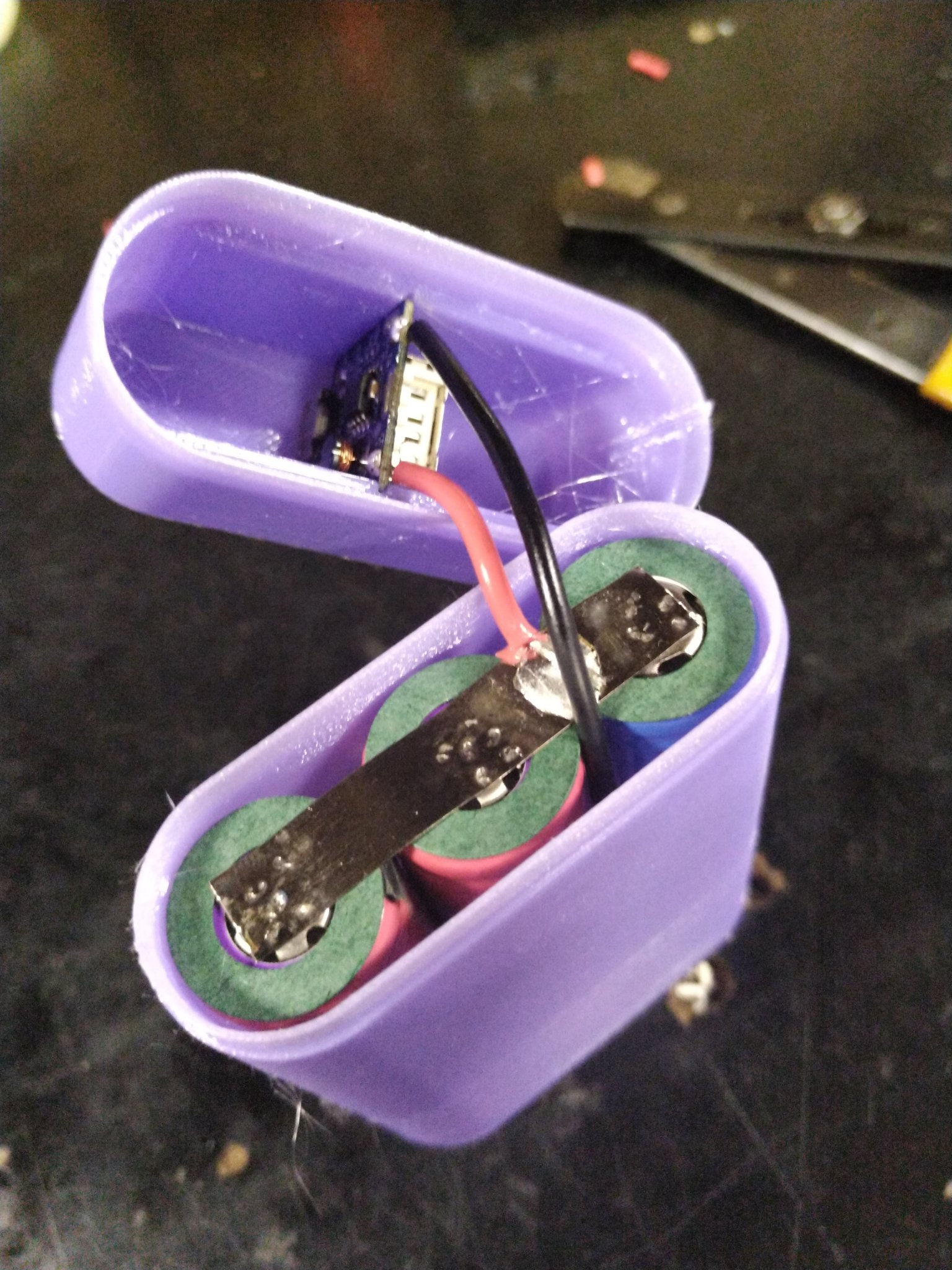 Ngân hàng năng lượng 3 cell 18650 với giá treo tường