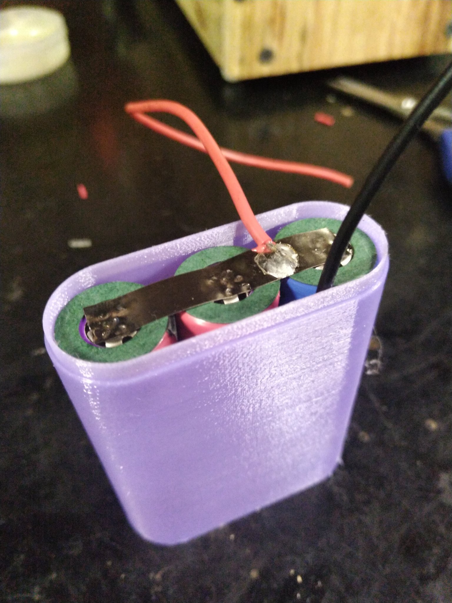 Ngân hàng năng lượng 3 cell 18650 với giá treo tường