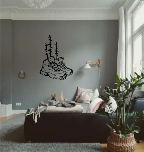 Giá treo tường đôi giày đi bộ và cây thông