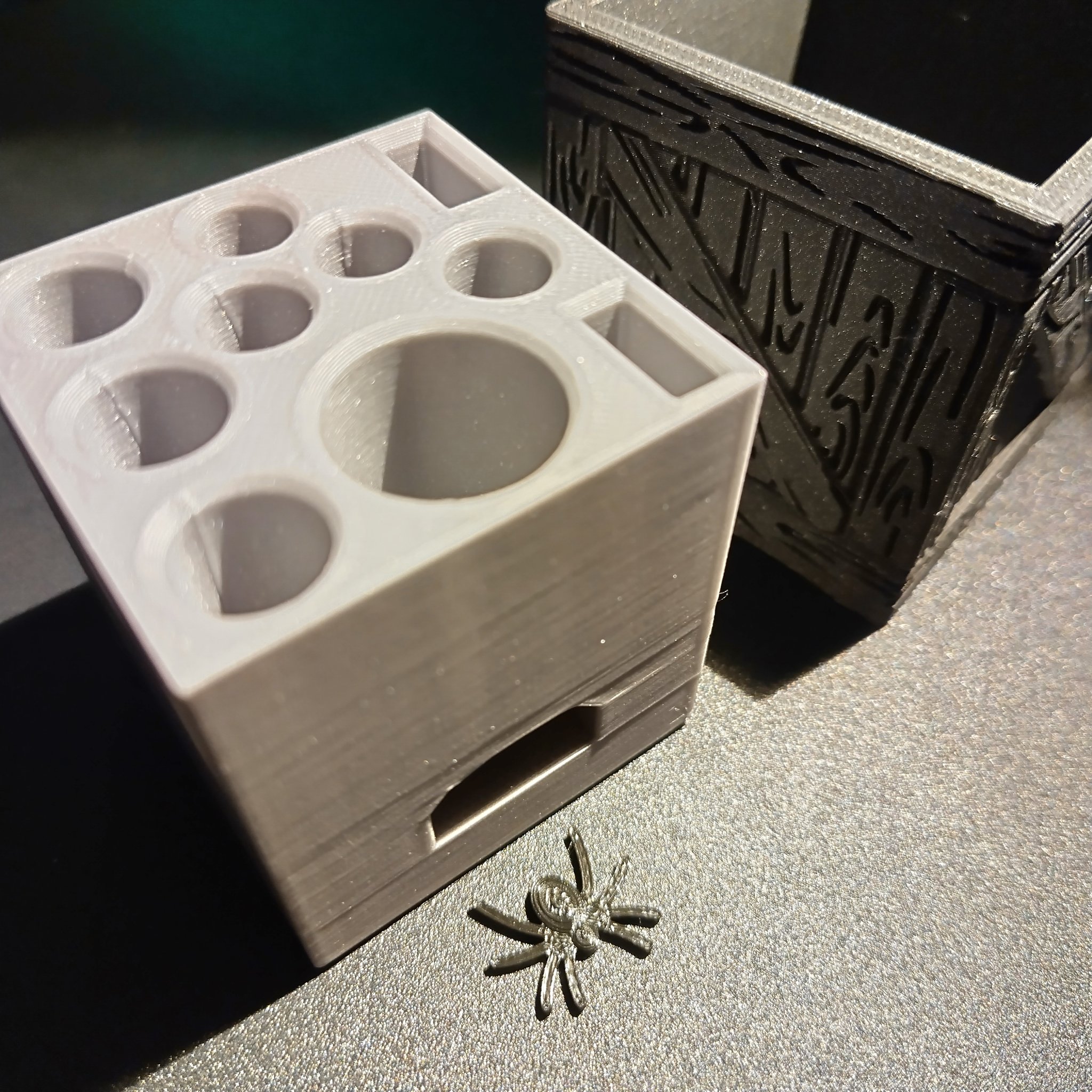 Giá đỡ bút hình hộp gỗ với ngăn bí mật và nhện