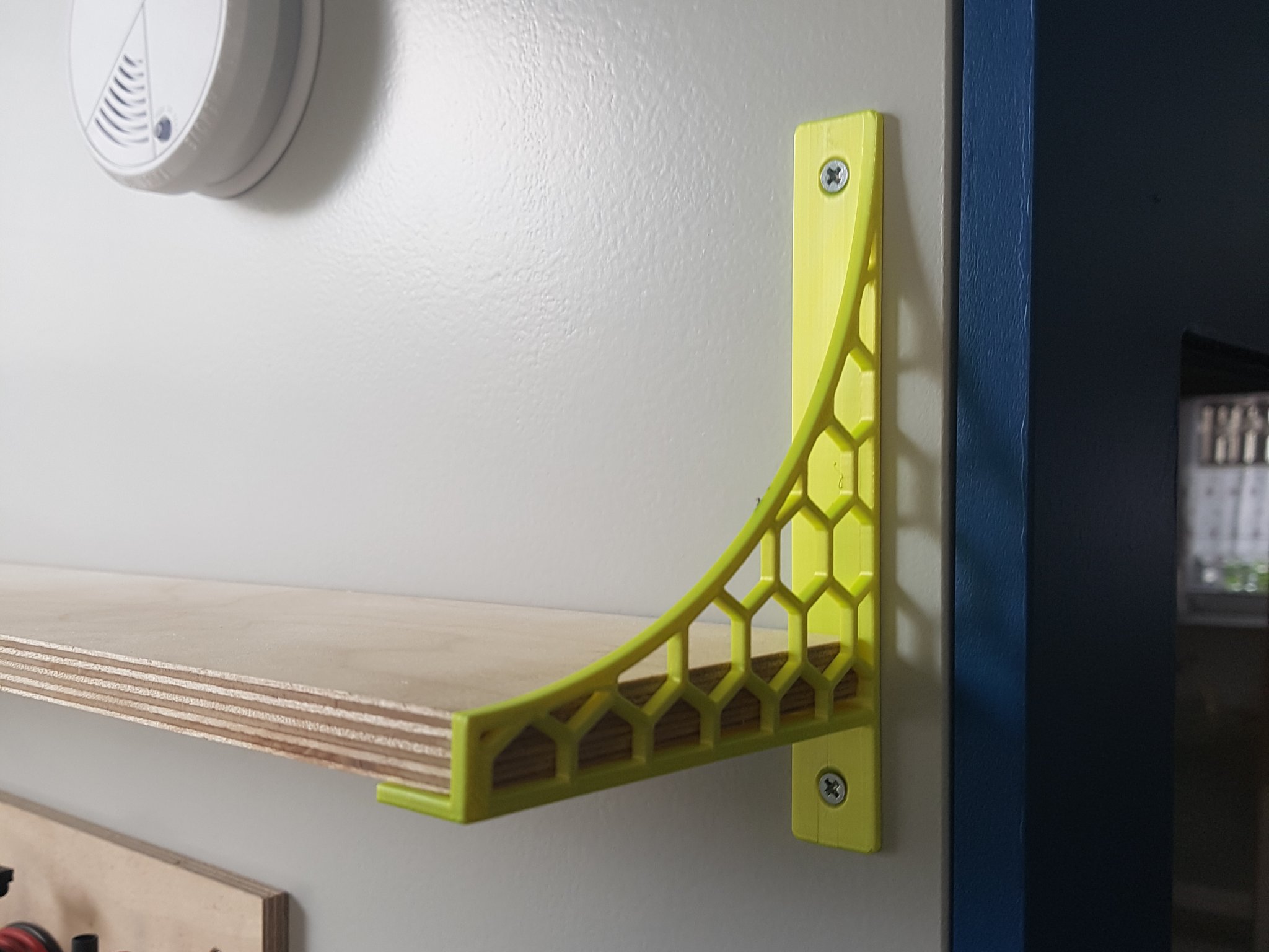 Giá đỡ góc cho gỗ với chiều sâu 11cm và lỗ vít