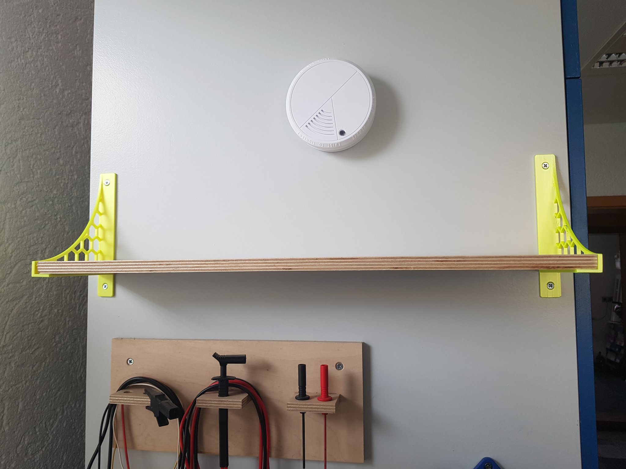 Giá đỡ góc cho gỗ với chiều sâu 11cm và lỗ vít